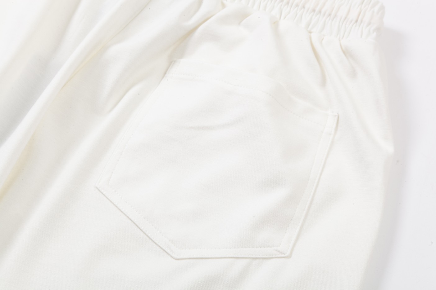 【PRADA  公式旗艦店】プラダ  ショートパンツ  ご好評に付き再入荷 240803