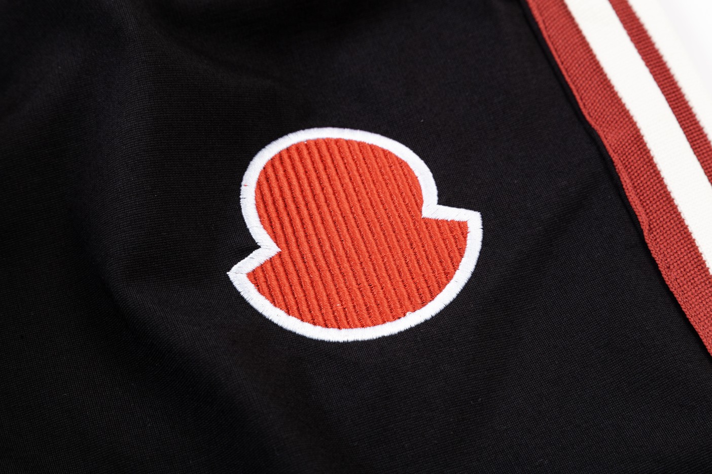 【MONCLER  公式旗艦店】モンクレール  ショートパンツ  ご好評に付き再入荷！