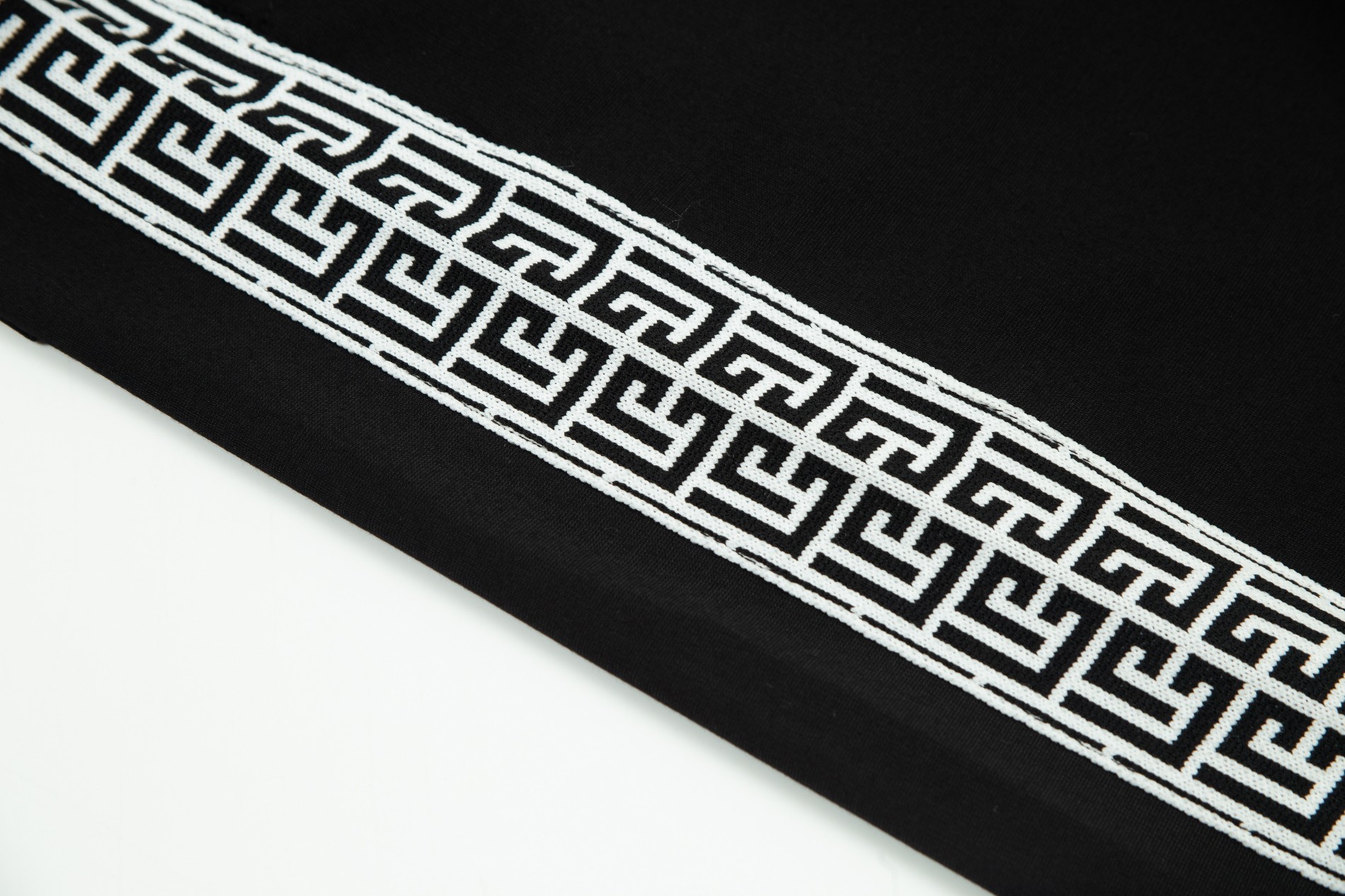 【GIVENCHY  公式旗艦店】ジバンシー ショートパンツご好評に付き再入荷！