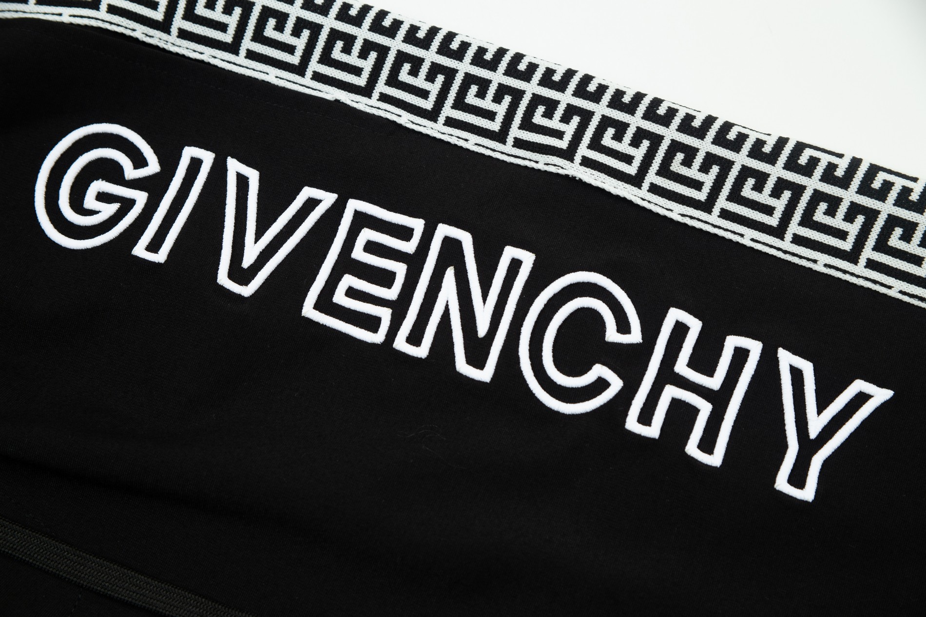 【GIVENCHY  公式旗艦店】ジバンシー ショートパンツご好評に付き再入荷！