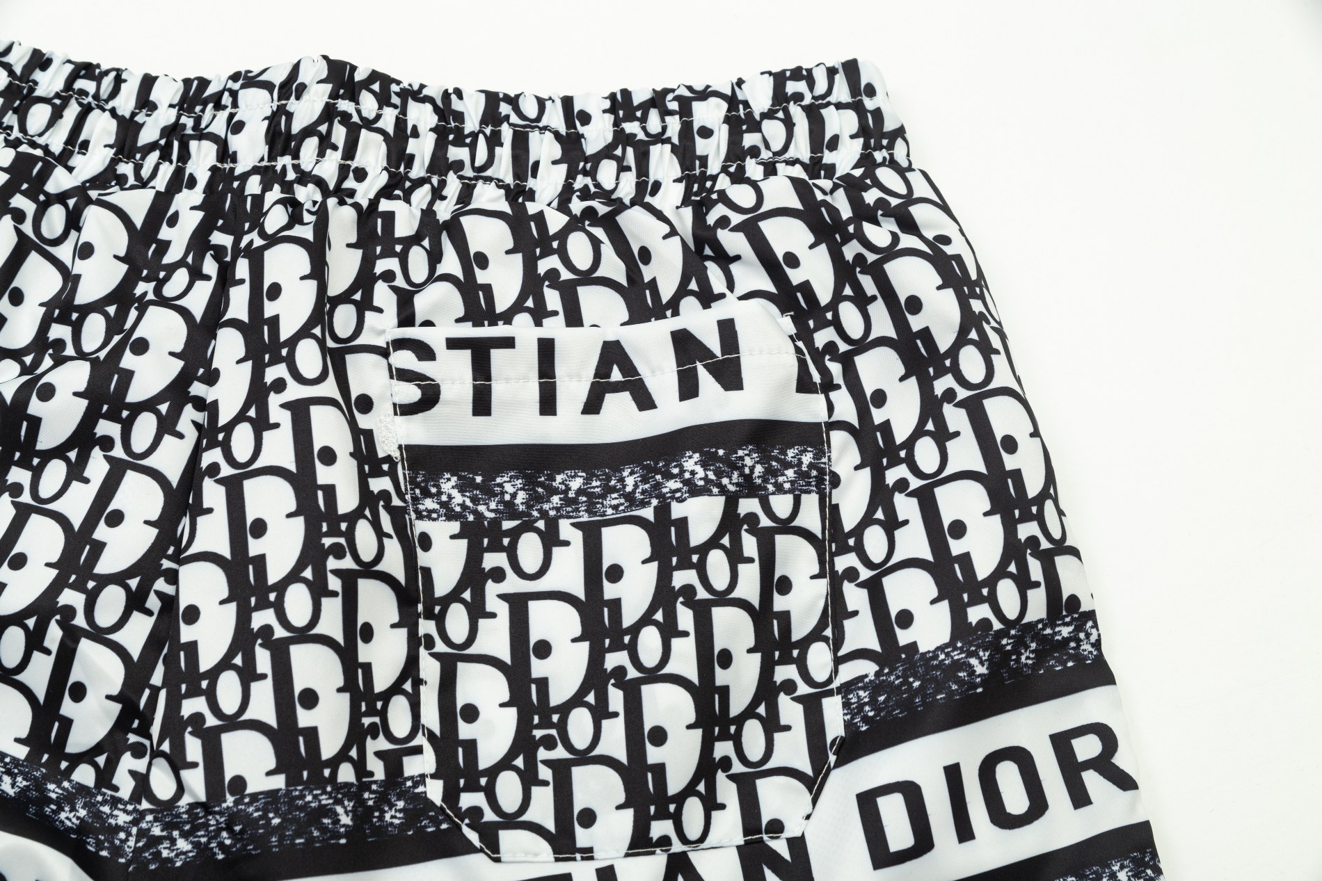 【DIOR  公式旗艦店】ディオール  ショートパンツ  ご好評に付き再入荷 240718