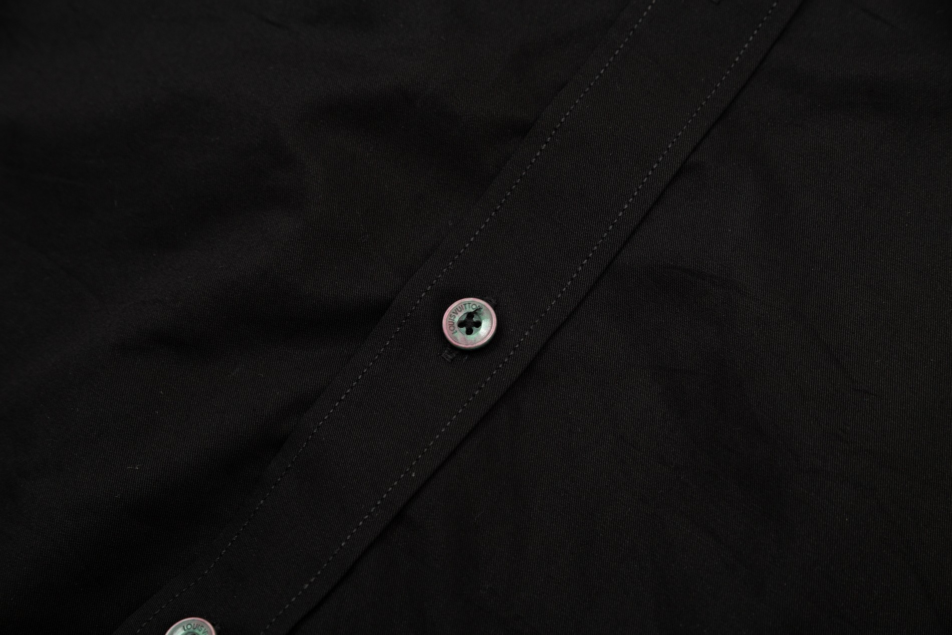 【LOUIS VUITTON 公式旗艦店】ルイヴィトン  シャツ  ご好評に付き再入荷 240715