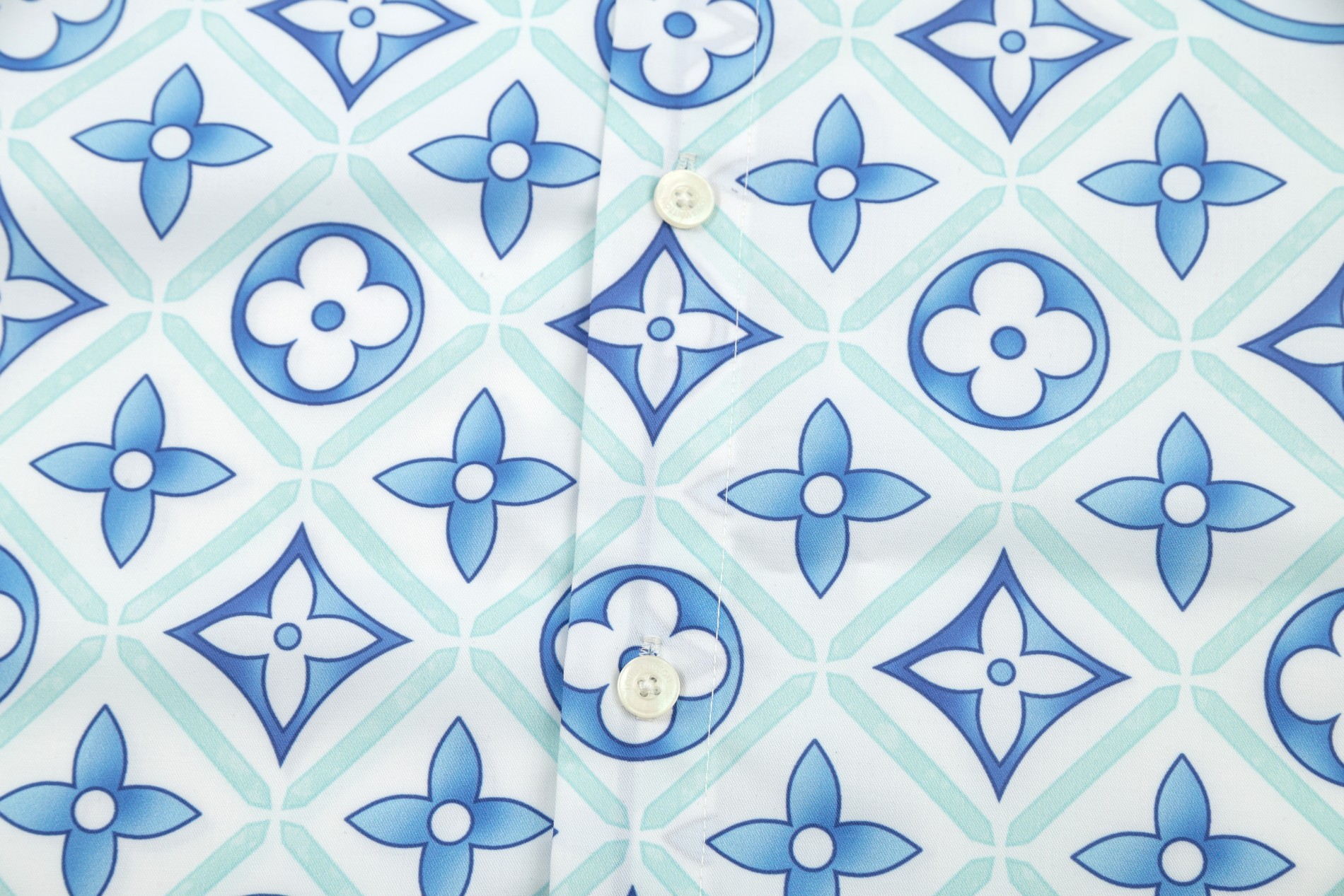 【LOUIS VUITTON 公式旗艦店】ルイヴィトン  シャツ  ご好評に付き再入荷 240803