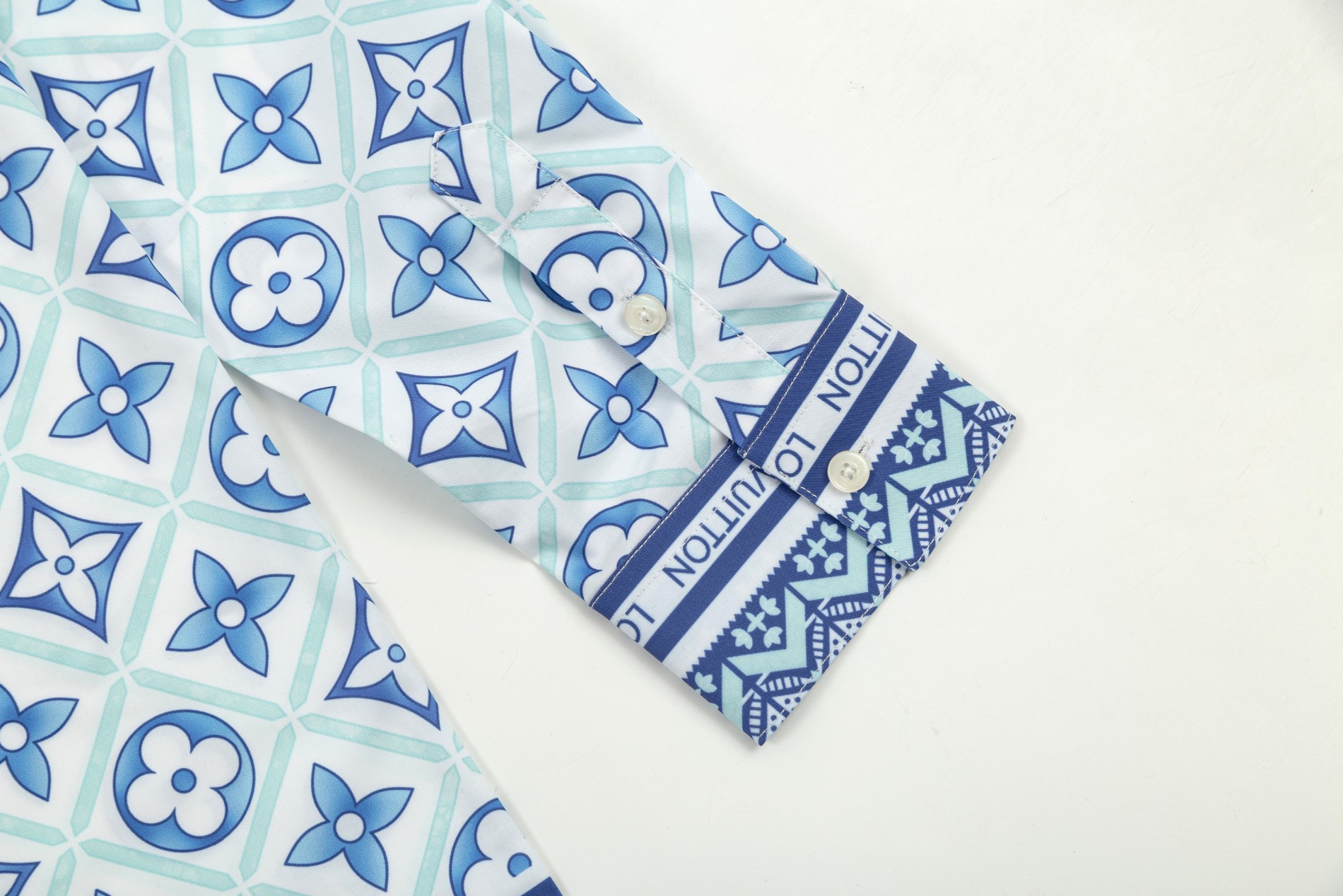 【LOUIS VUITTON 公式旗艦店】ルイヴィトン  シャツ  ご好評に付き再入荷 240803