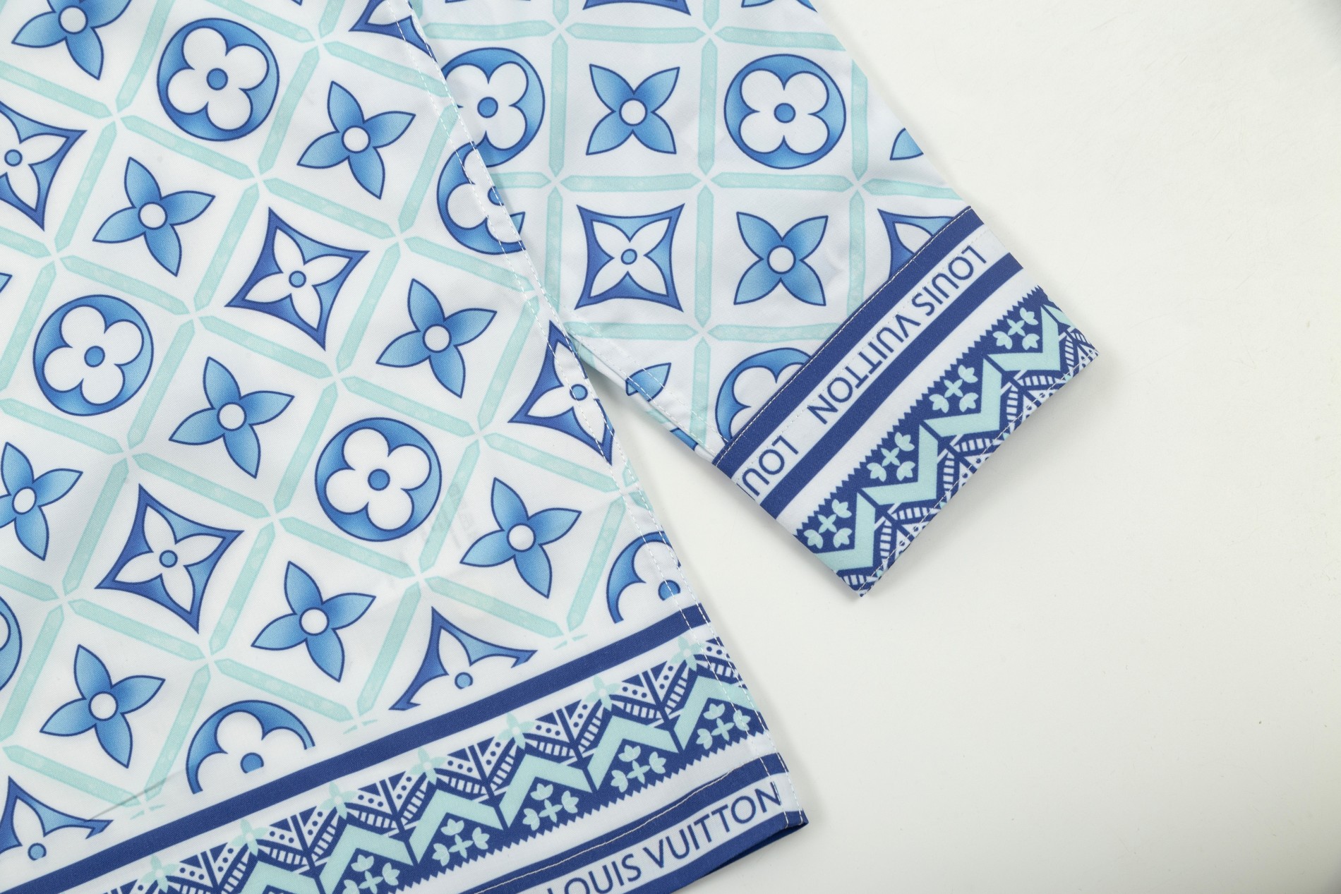 【LOUIS VUITTON 公式旗艦店】ルイヴィトン  シャツ  ご好評に付き再入荷 240803