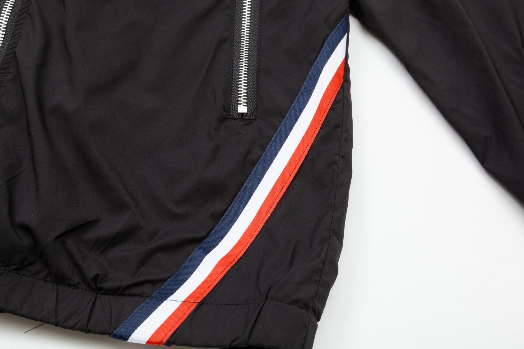 【MONCLER  公式旗艦店】モンクレール  ジャケット着 好評に付き再入荷 240826