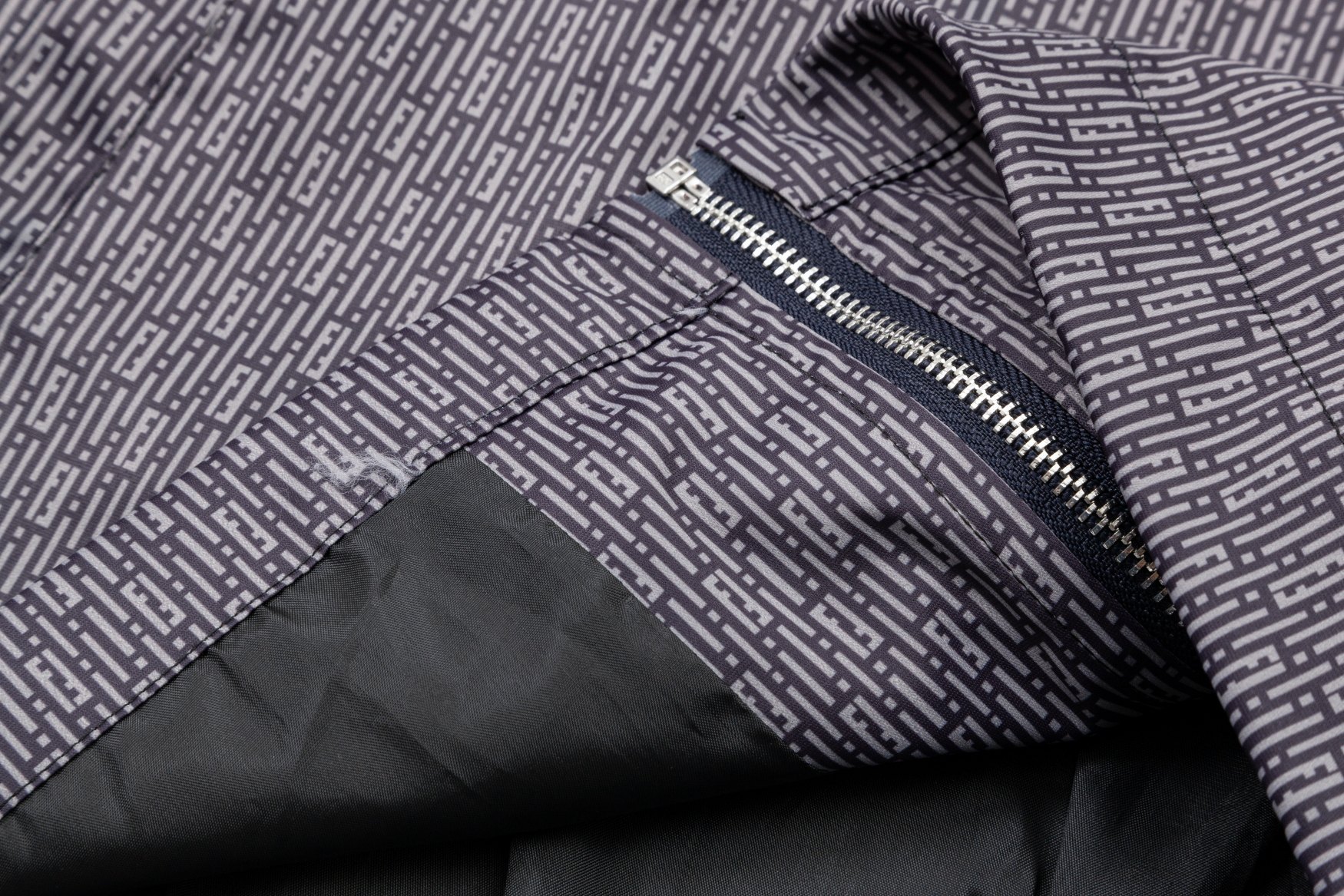 【FENDI  公式旗艦店】フェンディ  ジャケット着 好評に付き再入荷 240826