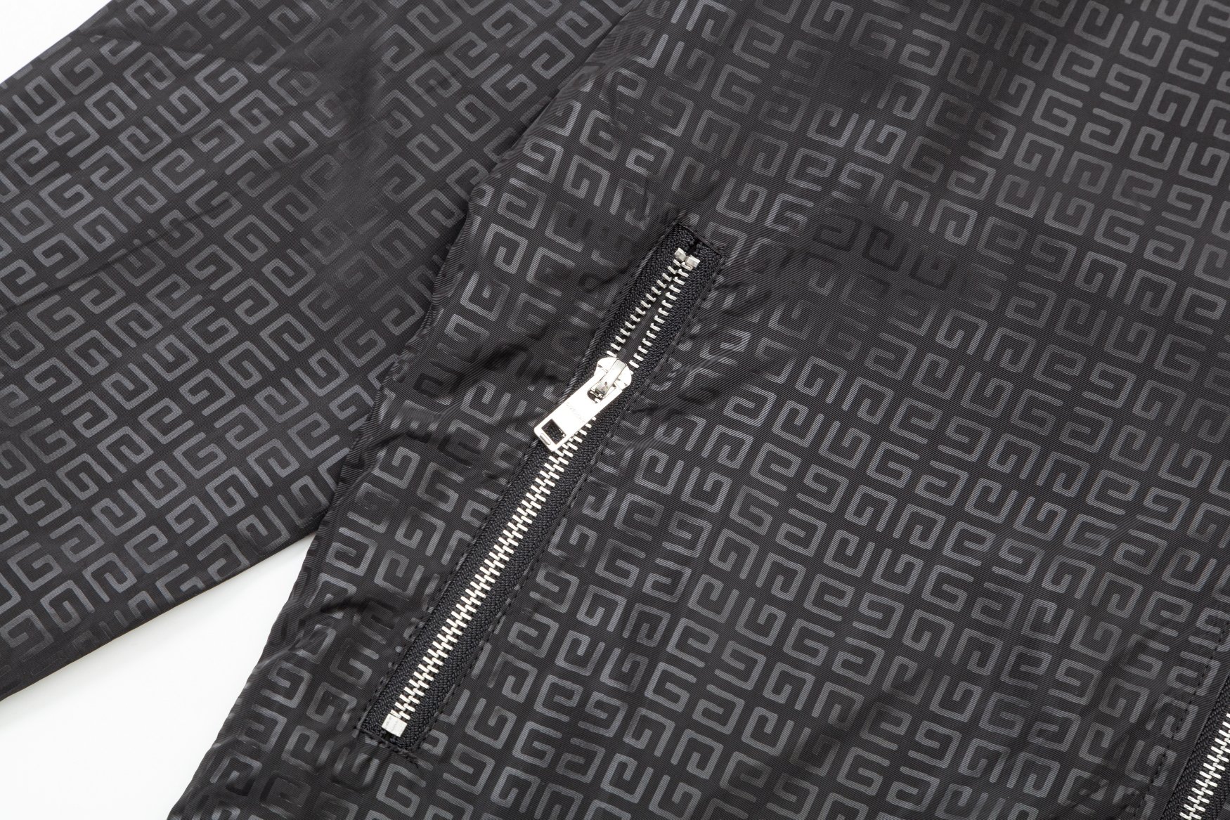 【GUCCI 公式旗艦店】グッチ  ジャケット着 好評に付き再入荷 240828