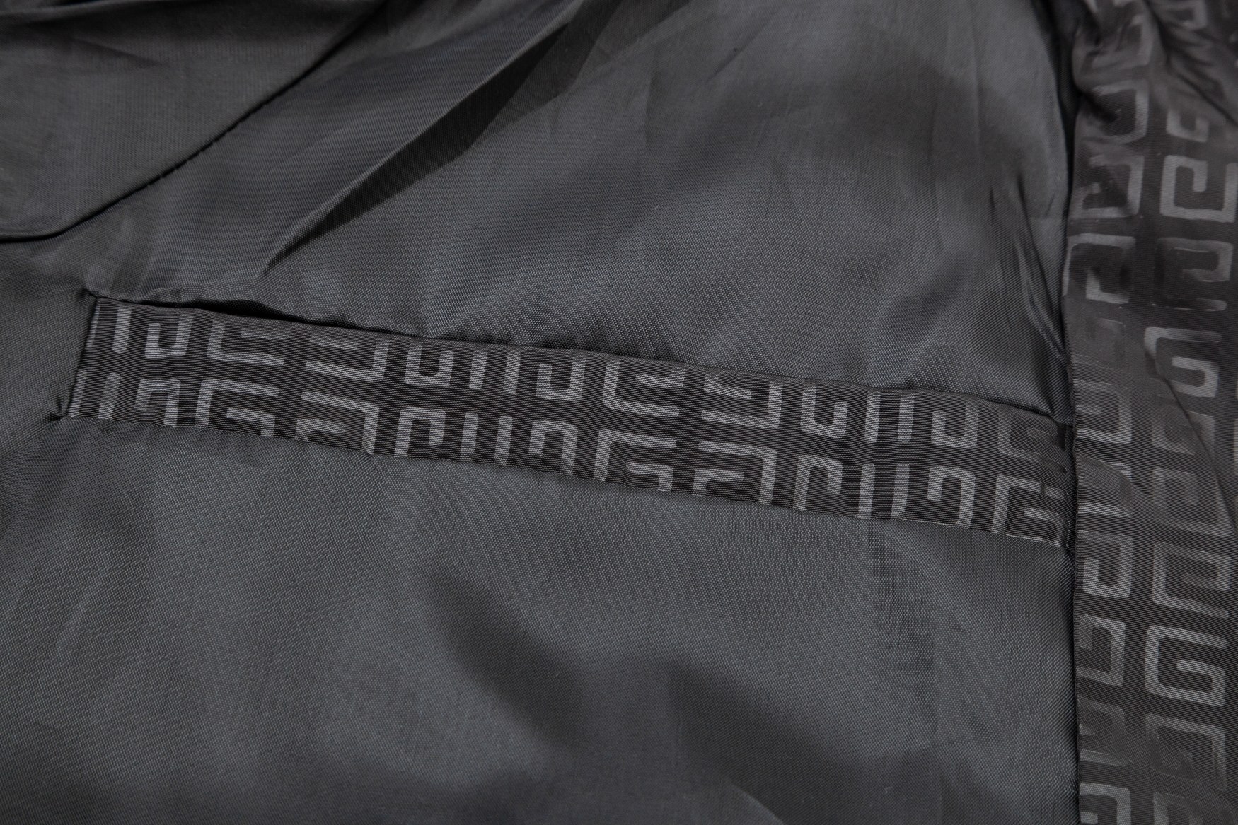 【GUCCI 公式旗艦店】グッチ  ジャケット着 好評に付き再入荷 240828