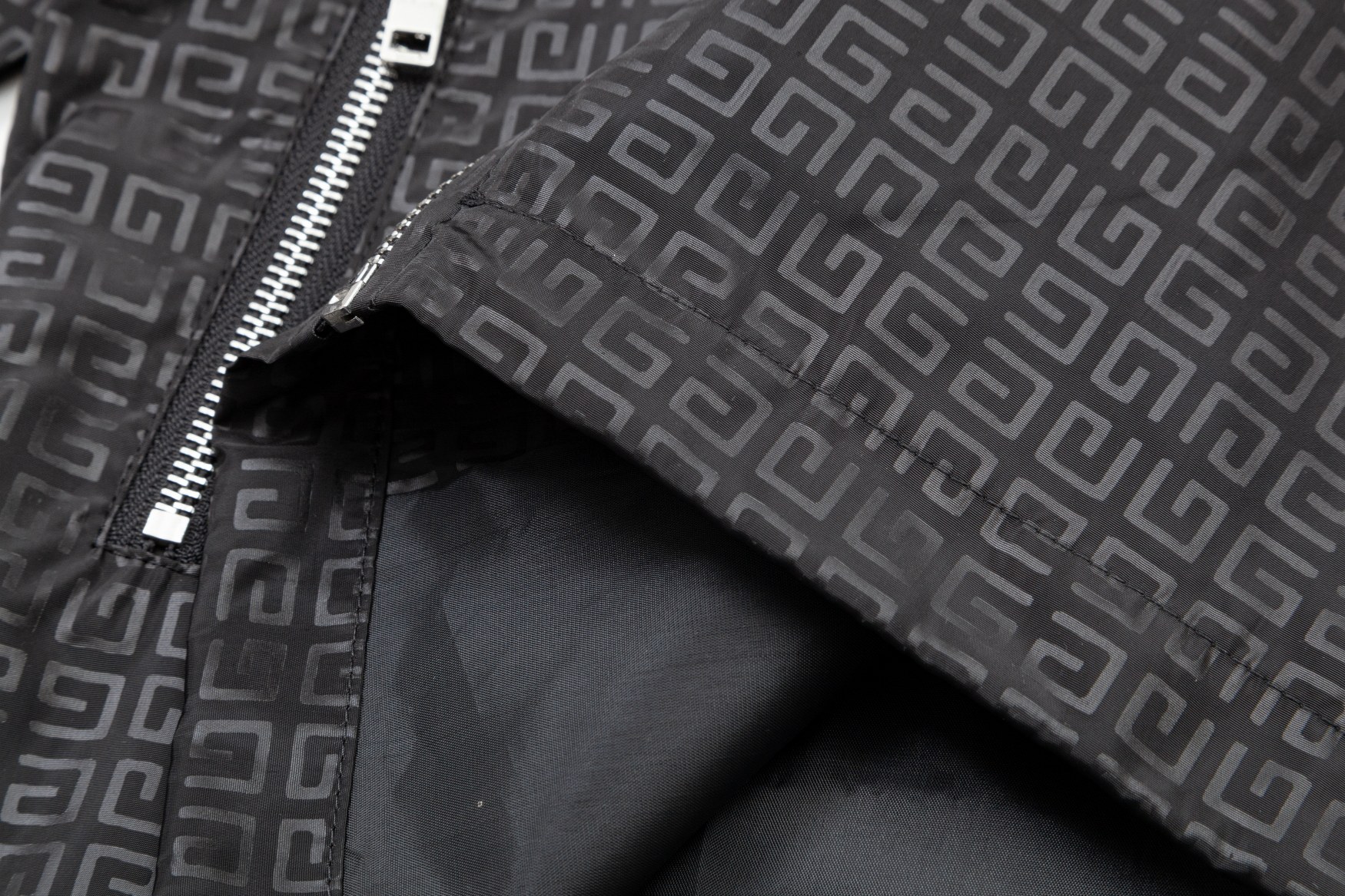 【GUCCI 公式旗艦店】グッチ  ジャケット着 好評に付き再入荷 240828