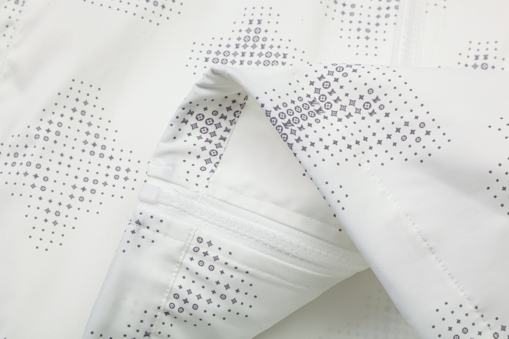 【LOUIS VUITTON  公式旗艦店】ルイヴィトン  ジャケット着 好評に付き再入荷 240826