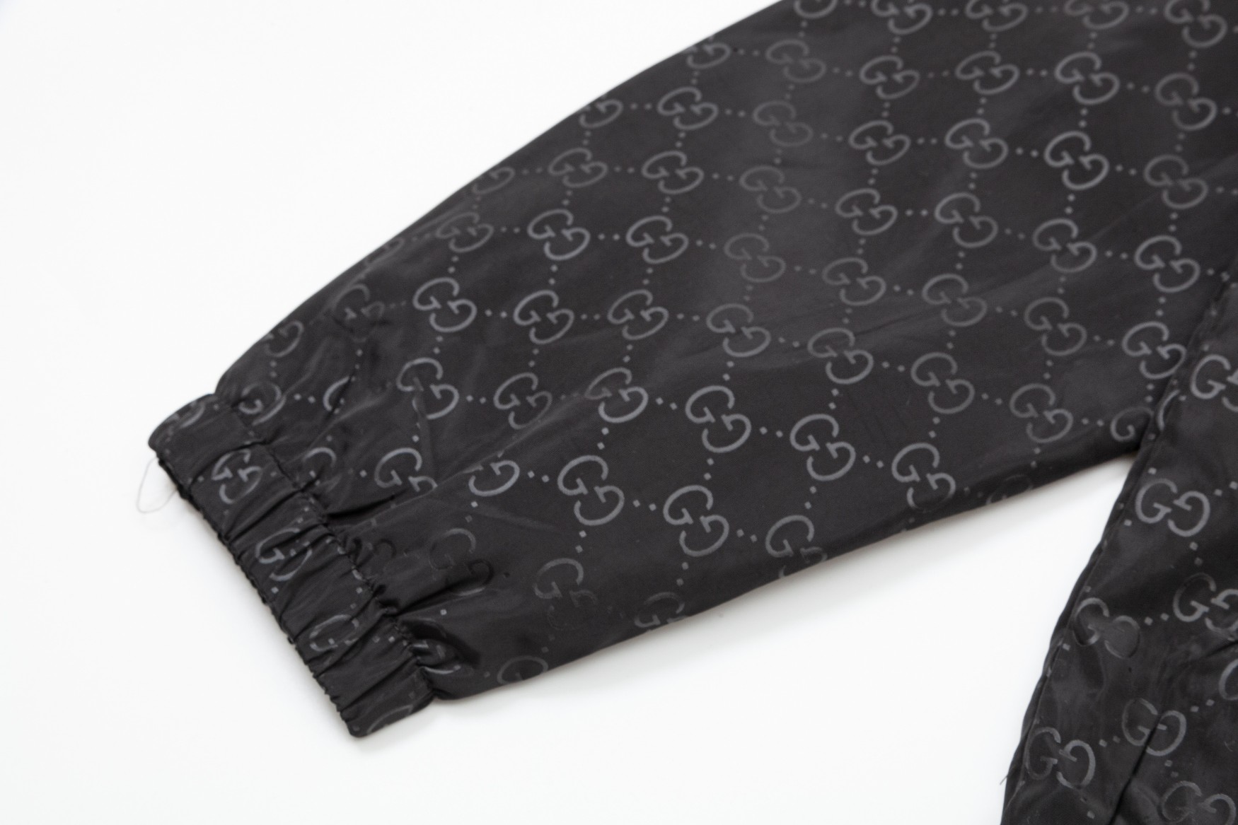 【GUCCI 公式旗艦店】グッチ  ジャケット着 好評に付き再入荷 240827