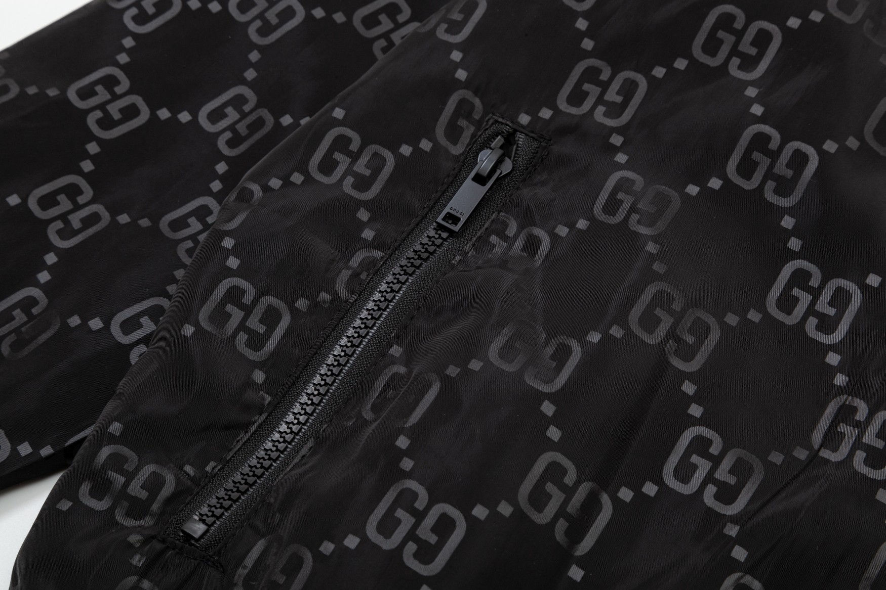 【GUCCI 公式旗艦店】グッチ  ジャケット着 好評に付き再入荷 240828