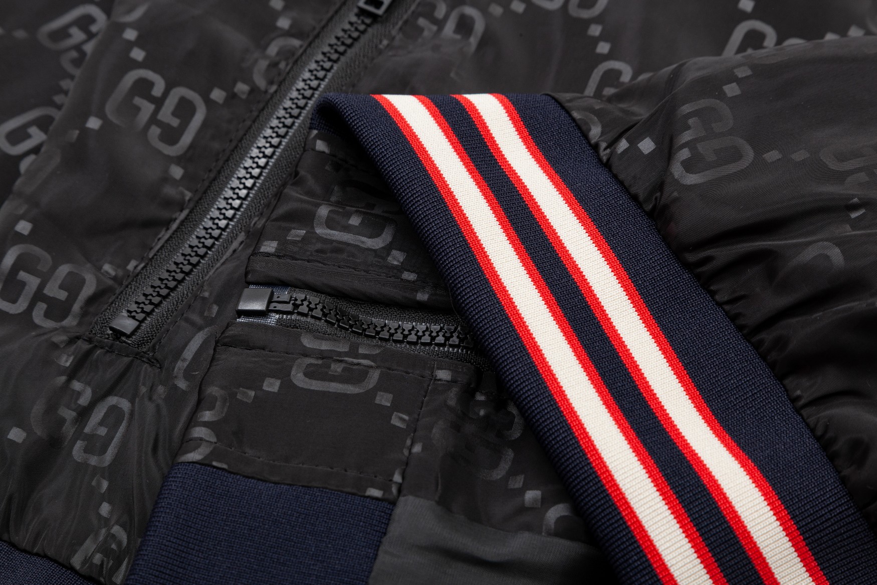 【GUCCI 公式旗艦店】グッチ  ジャケット着 好評に付き再入荷 240828