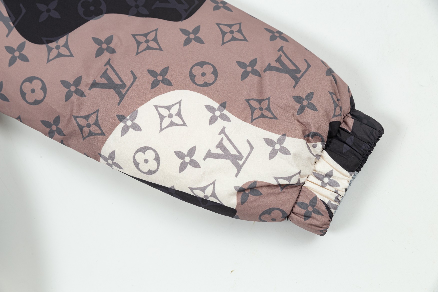 【LOUIS VUITTON 公式旗艦店】ルイヴィトン ダウンジャケット ご好評に付き再入荷！240927