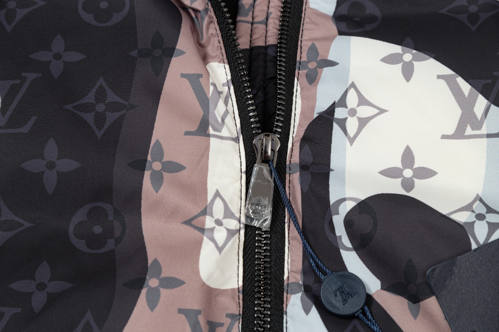 【LOUIS VUITTON 公式旗艦店】ルイヴィトン ダウンジャケット ご好評に付き再入荷！240927