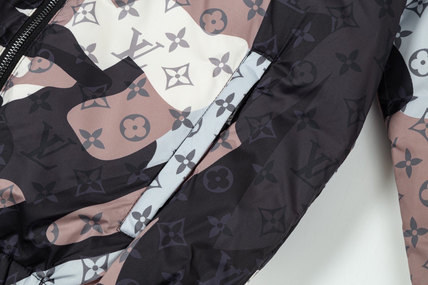 【LOUIS VUITTON 公式旗艦店】ルイヴィトン ダウンジャケット ご好評に付き再入荷！240927