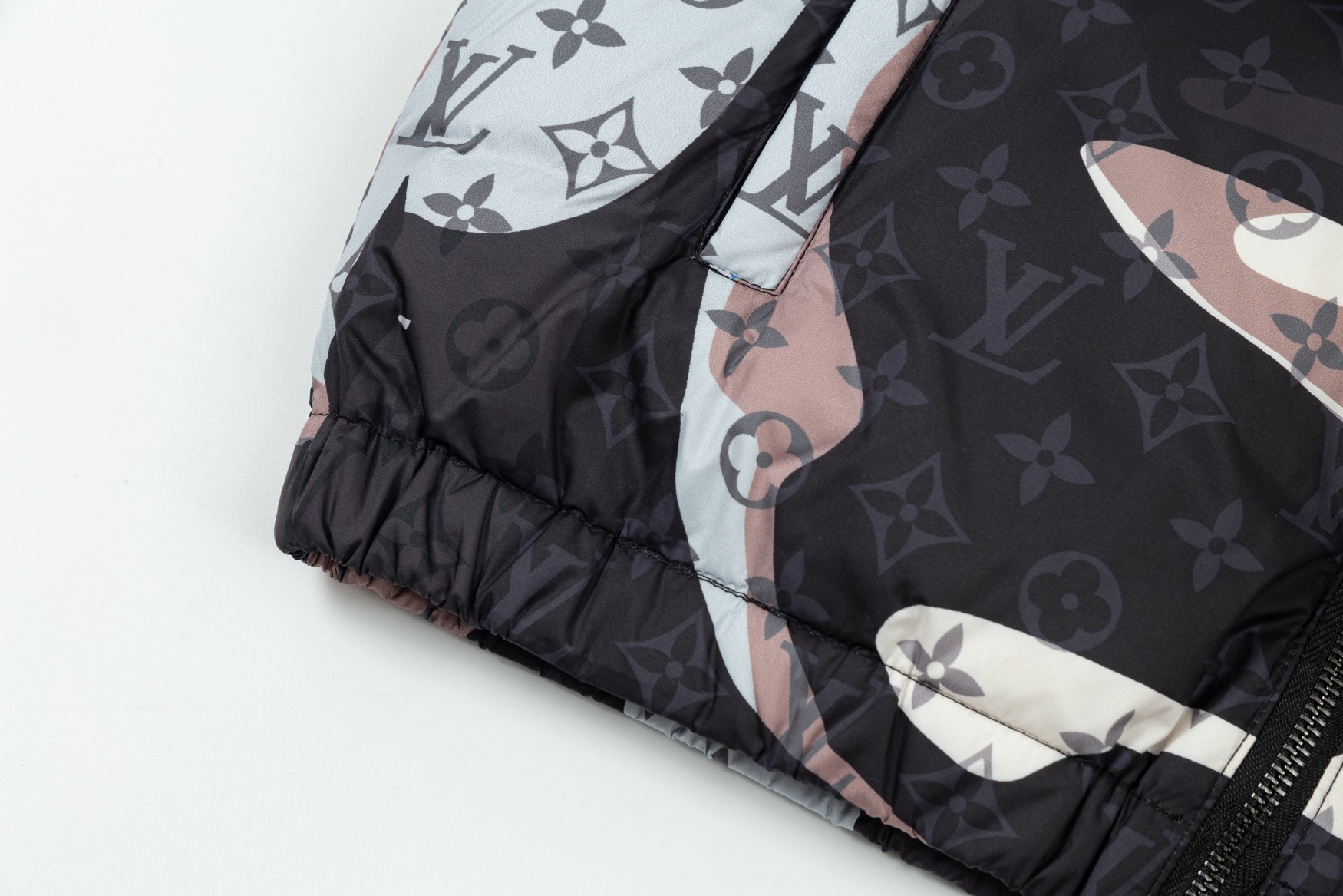 【LOUIS VUITTON 公式旗艦店】ルイヴィトン ダウンジャケット ご好評に付き再入荷！240927