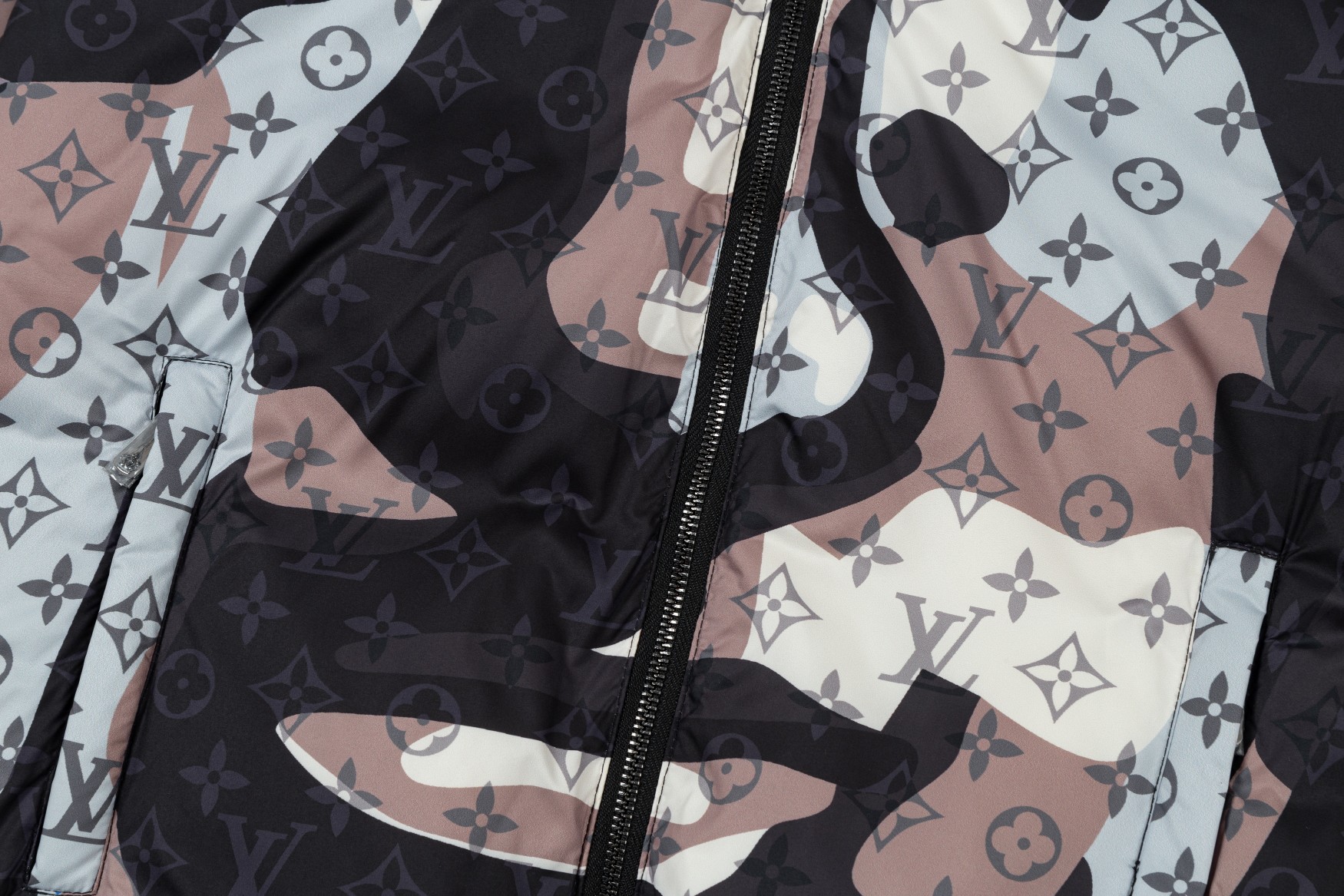 【LOUIS VUITTON 公式旗艦店】ルイヴィトン ダウンジャケット ご好評に付き再入荷！240927