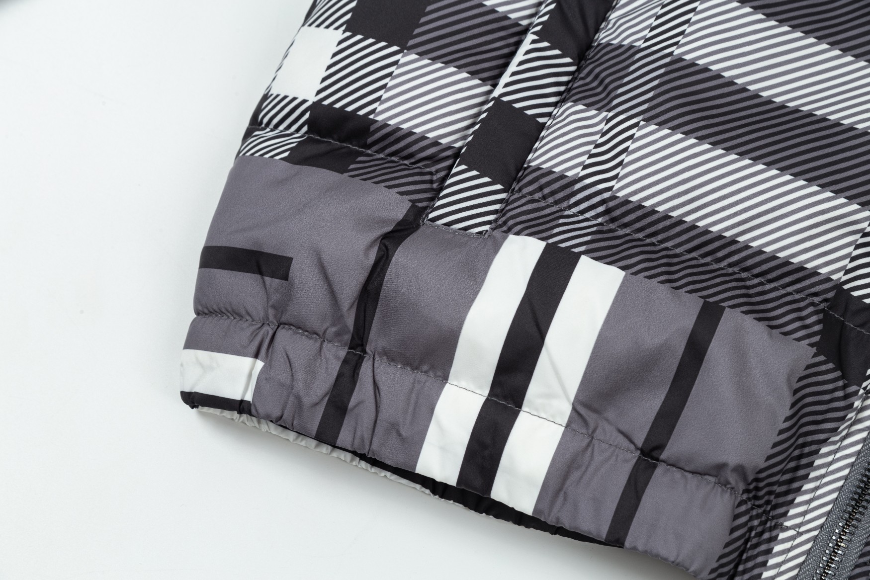 【BURBERRY  公式旗艦店】バーバリー   ダウンジャケット ご好評に付き再入荷！240927