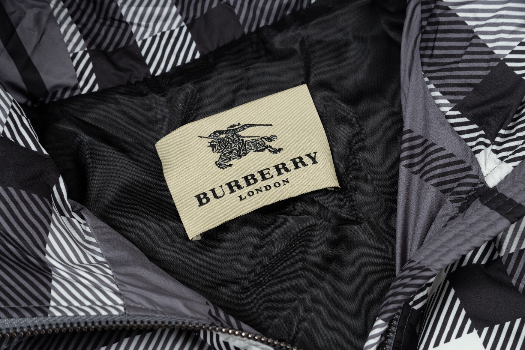 【BURBERRY  公式旗艦店】バーバリー   ダウンジャケット ご好評に付き再入荷！240927