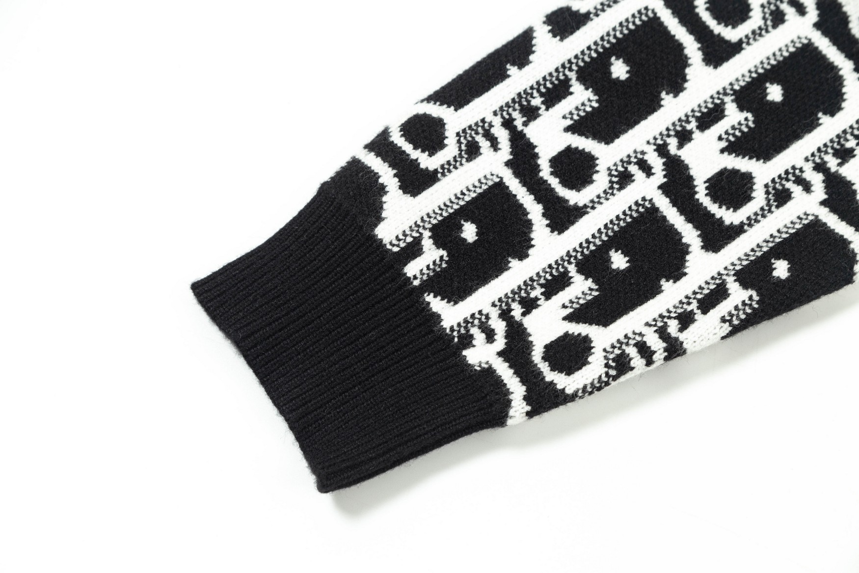 【DIOR 公式旗艦店】ディオール   セーター好評に付き再入荷！ 240929