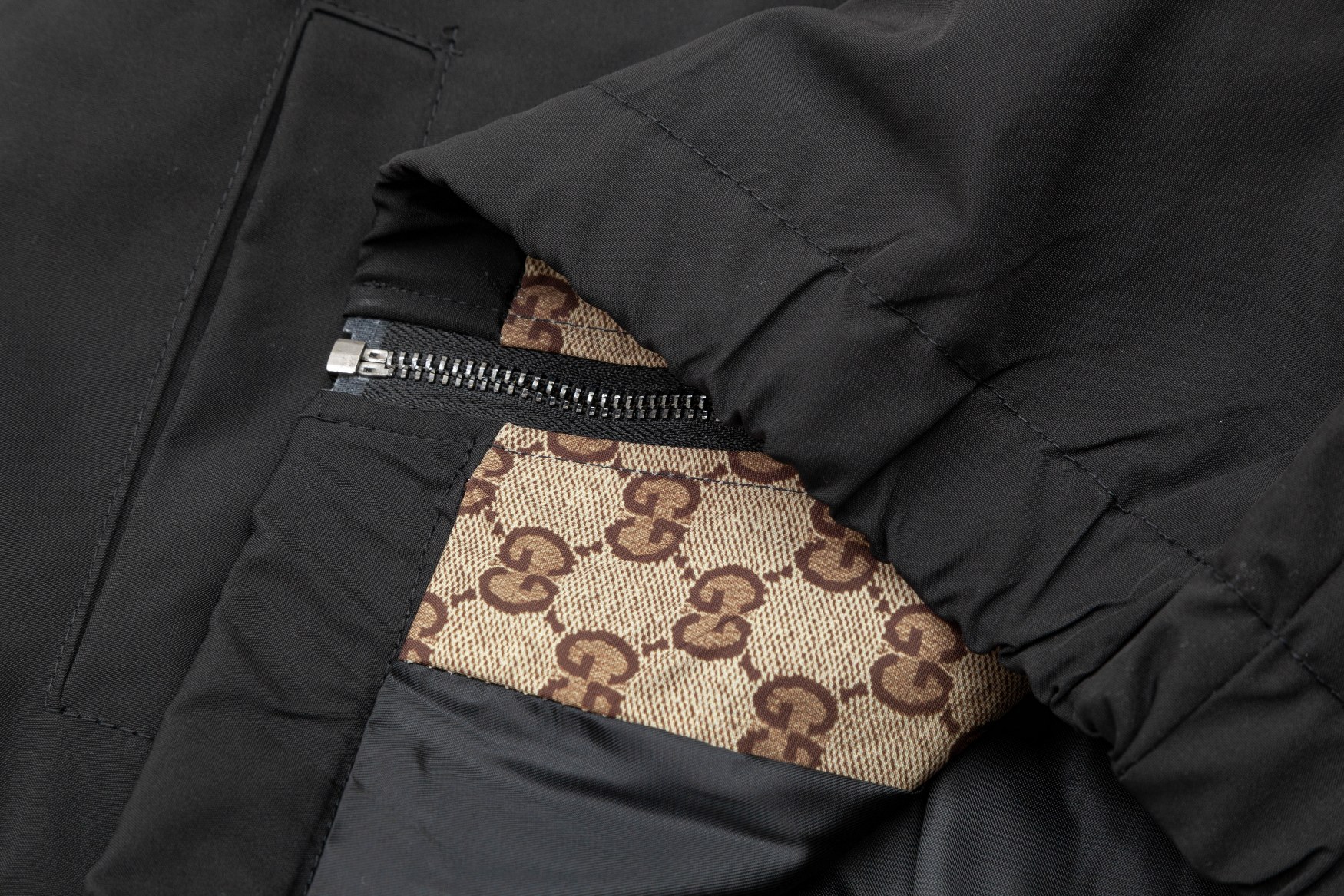 【GUCCI】グッチ ジャケット着  ご好評に付き再入荷！240921