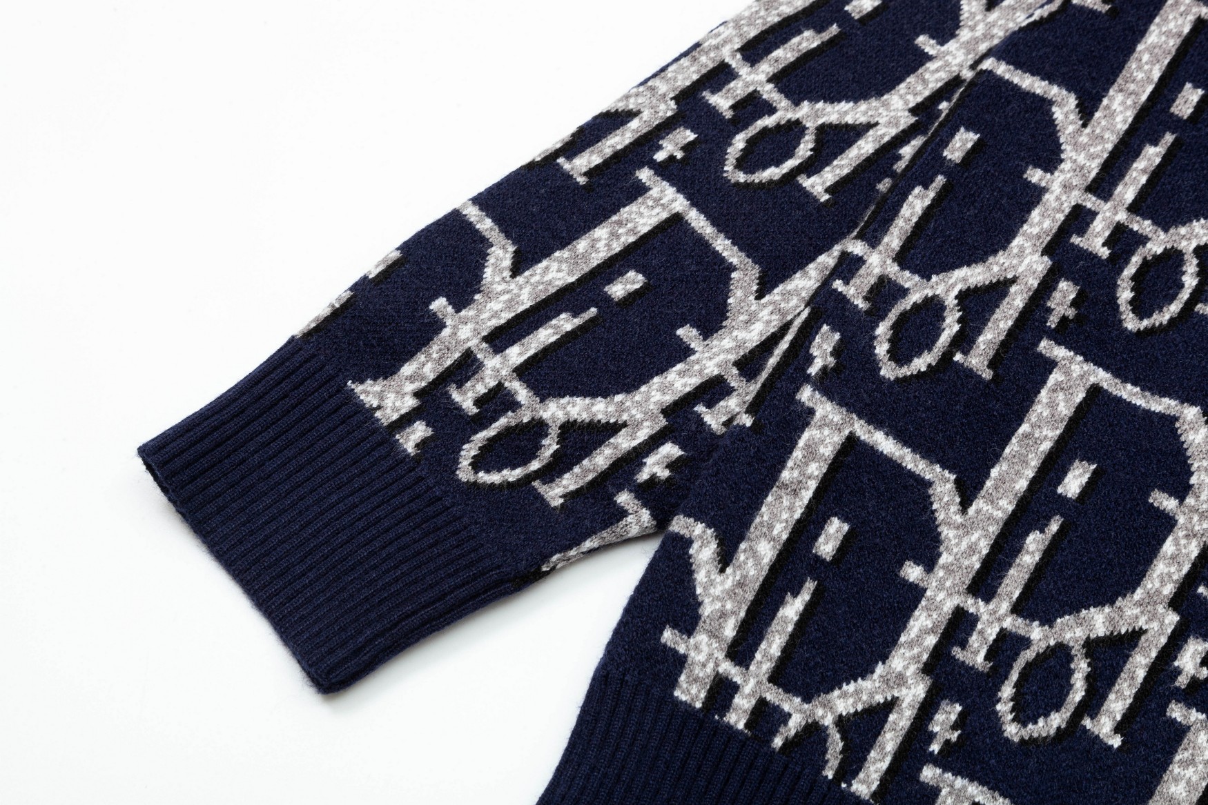 【DIOR 公式旗艦店】ディオール   セーター好評に付き再入荷！ 240929