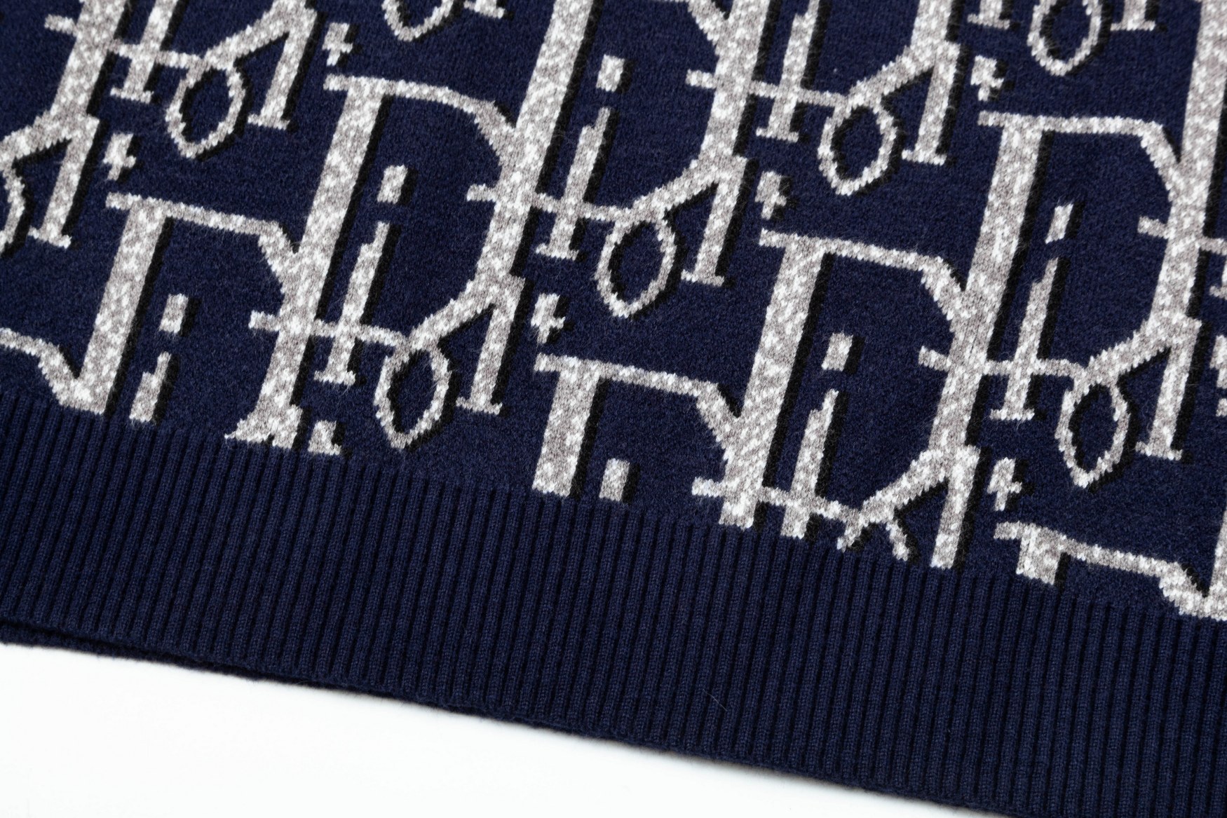 【DIOR 公式旗艦店】ディオール   セーター好評に付き再入荷！ 240929