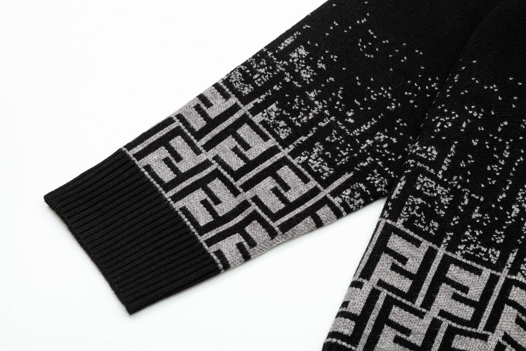 【FENDI 公式旗艦店】フェンディ   セーター好評に付き再入荷！ 240929