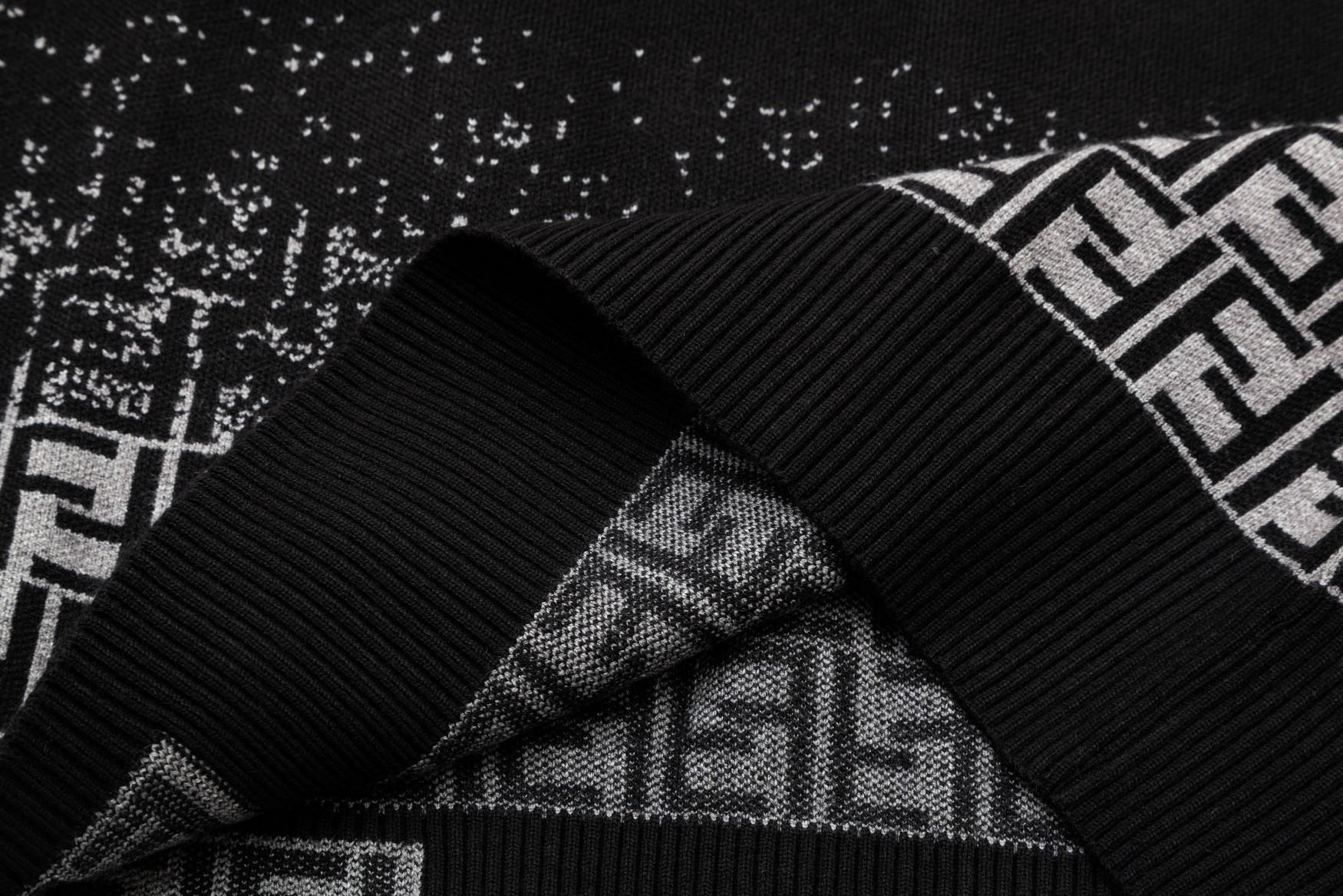 【FENDI 公式旗艦店】フェンディ   セーター好評に付き再入荷！ 240929