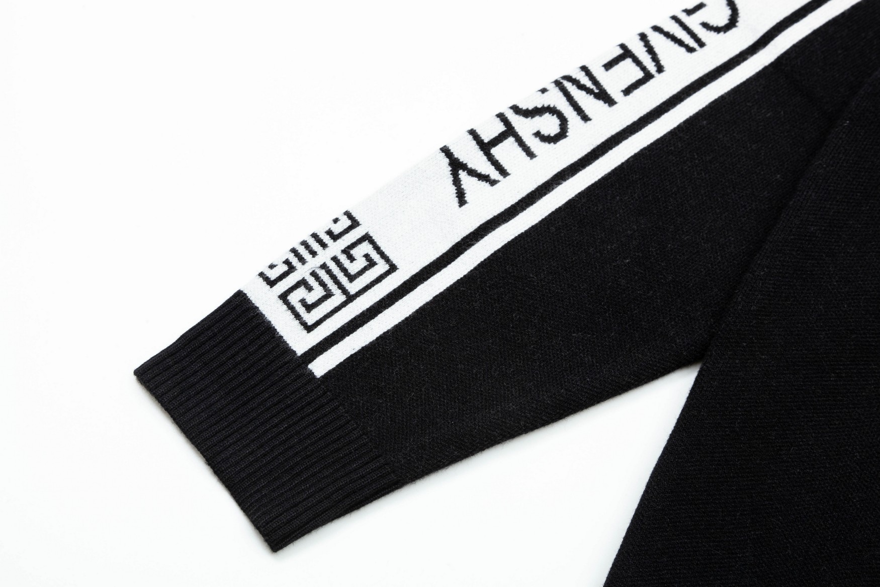 【GIVENCHY  公式旗艦店】ジバンシー  セーター好評に付き再入荷！ 240930