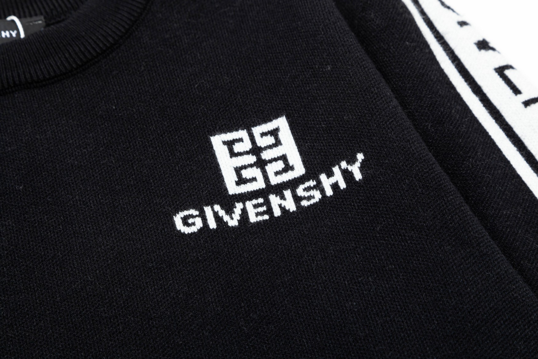 【GIVENCHY  公式旗艦店】ジバンシー  セーター好評に付き再入荷！ 240930