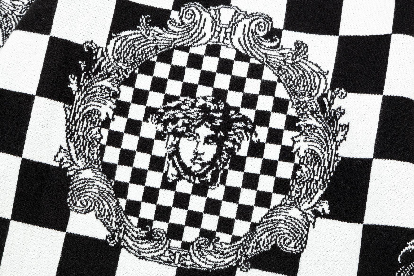 【VERSACE  公式旗艦店】ヴェルサーチ  セーター好評に付き再入荷！ 240930