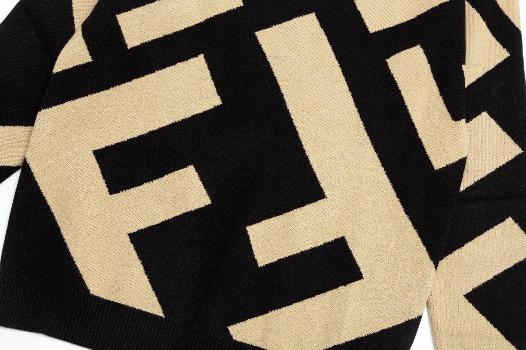 【FENDI 公式旗艦店】フェンディ   セーター好評に付き再入荷！ 240929