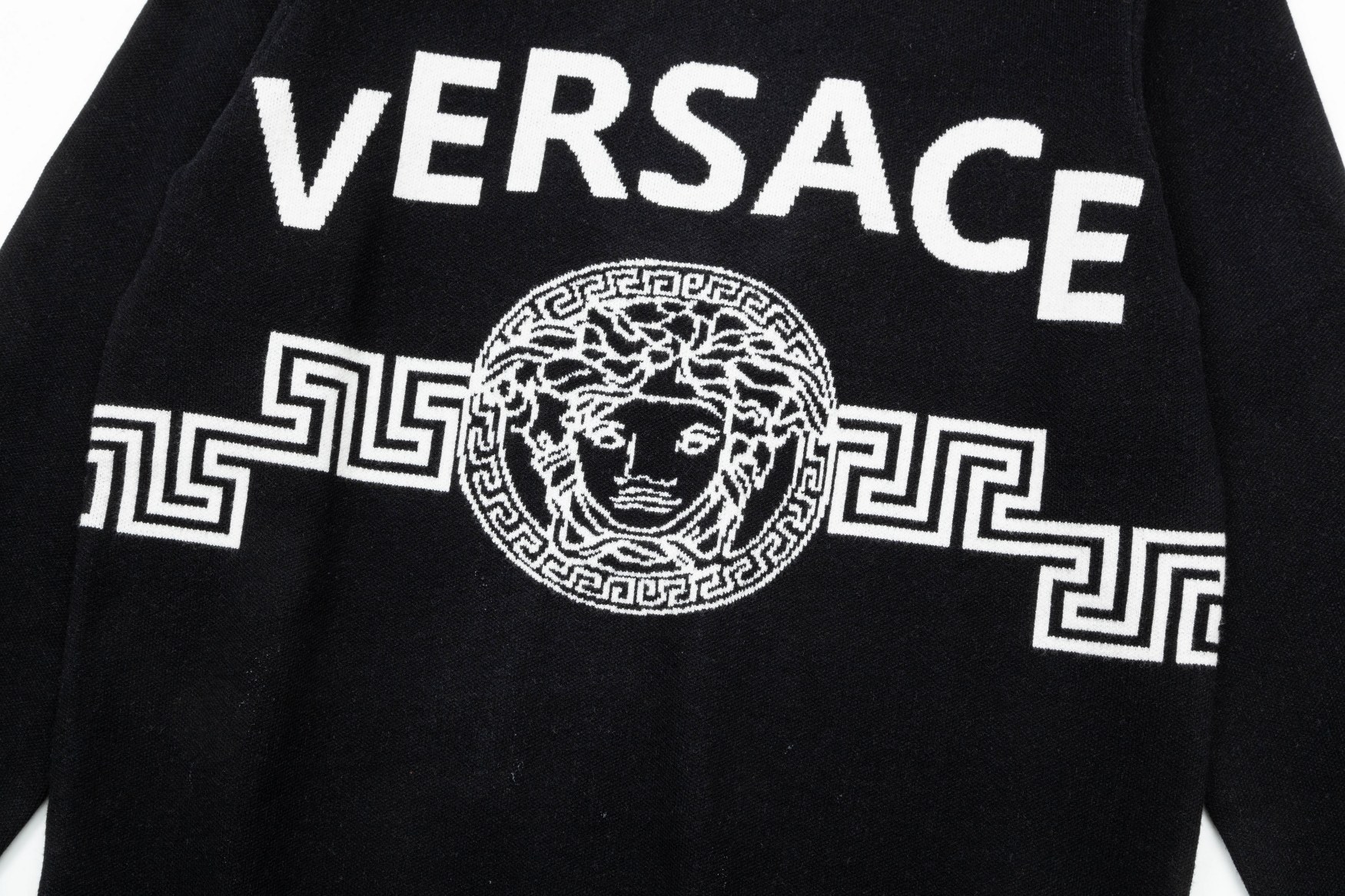 【VERSACE  公式旗艦店】ヴェルサーチ  セーター好評に付き再入荷！ 240930