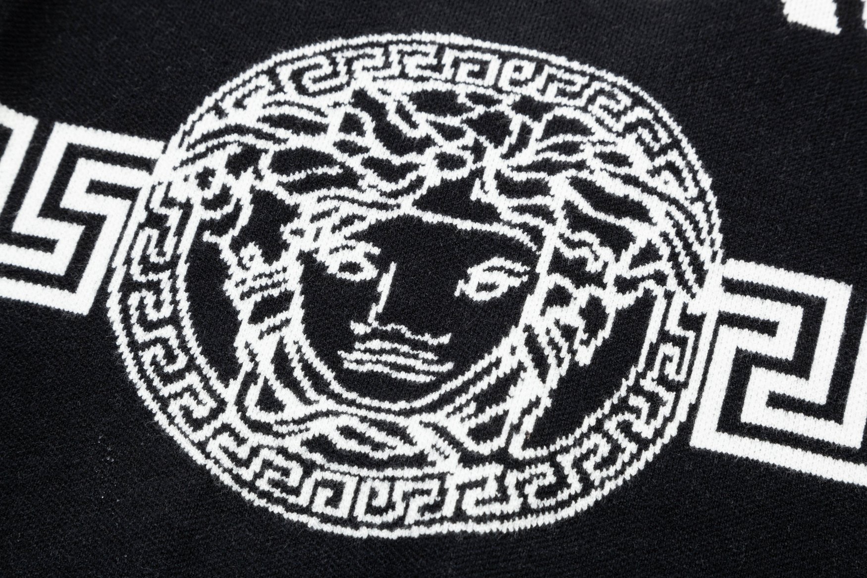 【VERSACE  公式旗艦店】ヴェルサーチ  セーター好評に付き再入荷！ 240930