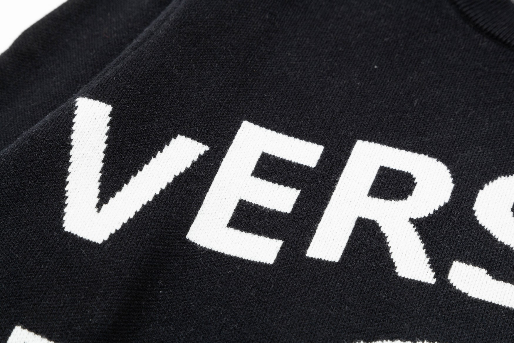 【VERSACE  公式旗艦店】ヴェルサーチ  セーター好評に付き再入荷！ 240930