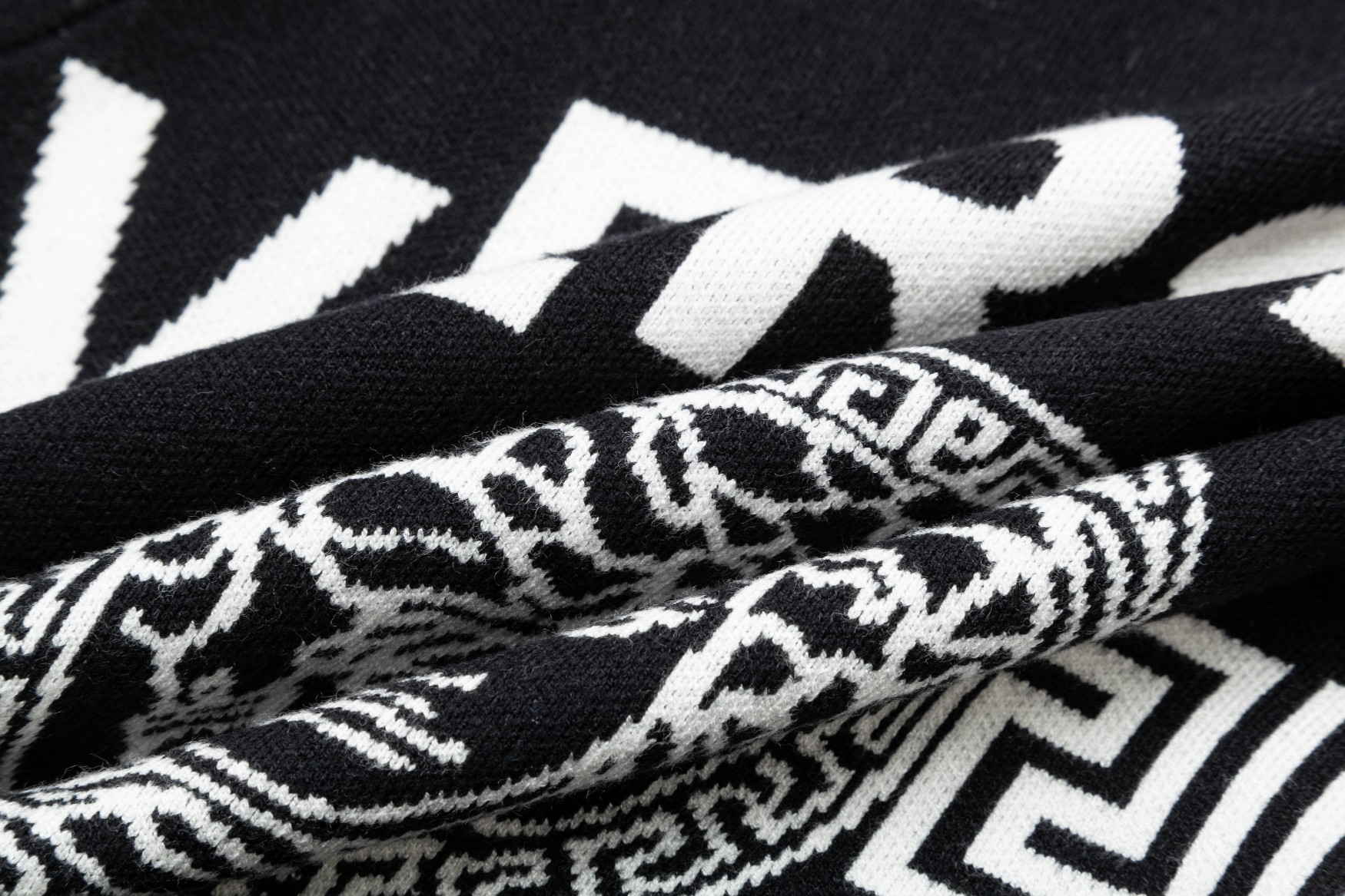 【VERSACE  公式旗艦店】ヴェルサーチ  セーター好評に付き再入荷！ 240930