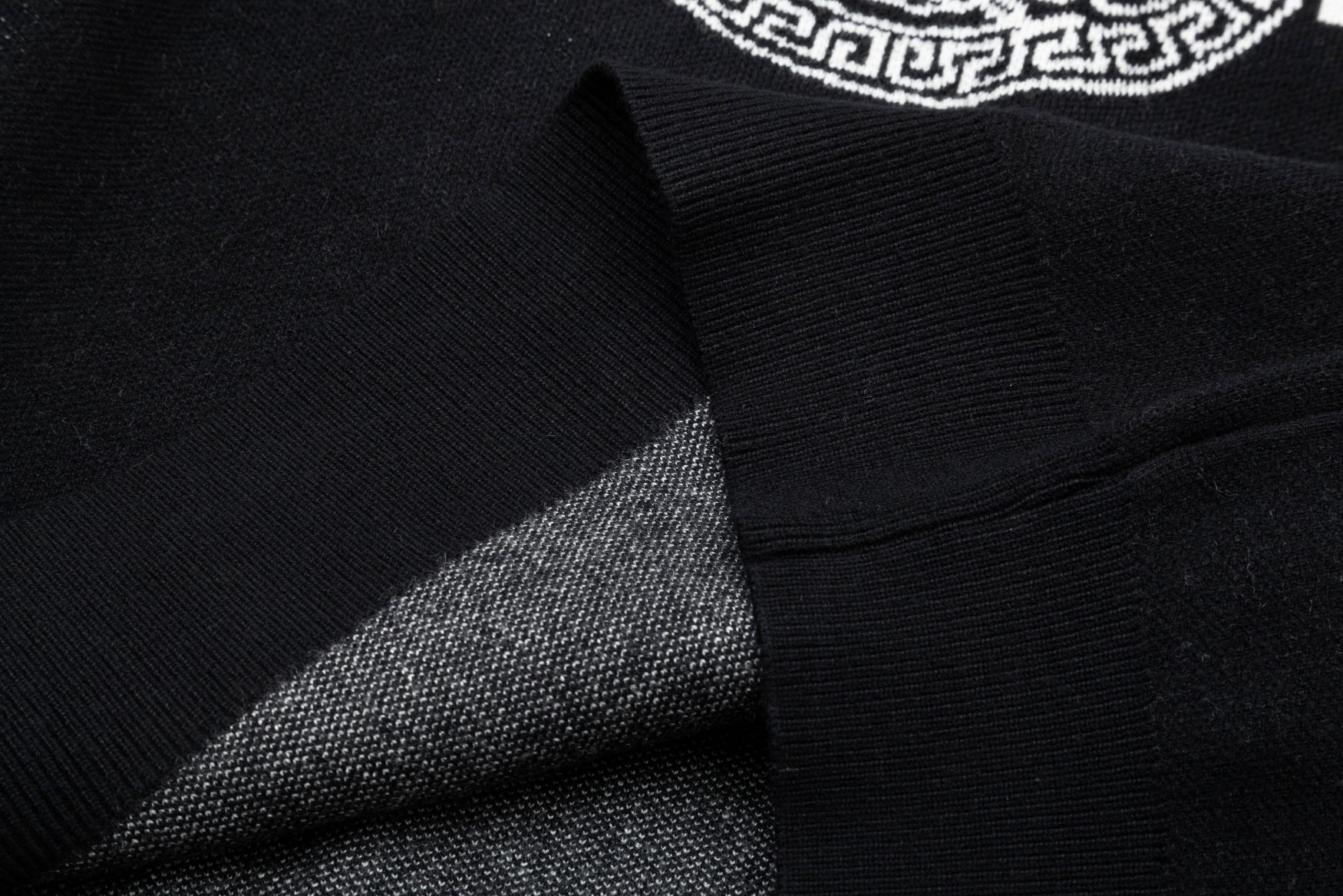 【VERSACE  公式旗艦店】ヴェルサーチ  セーター好評に付き再入荷！ 240930