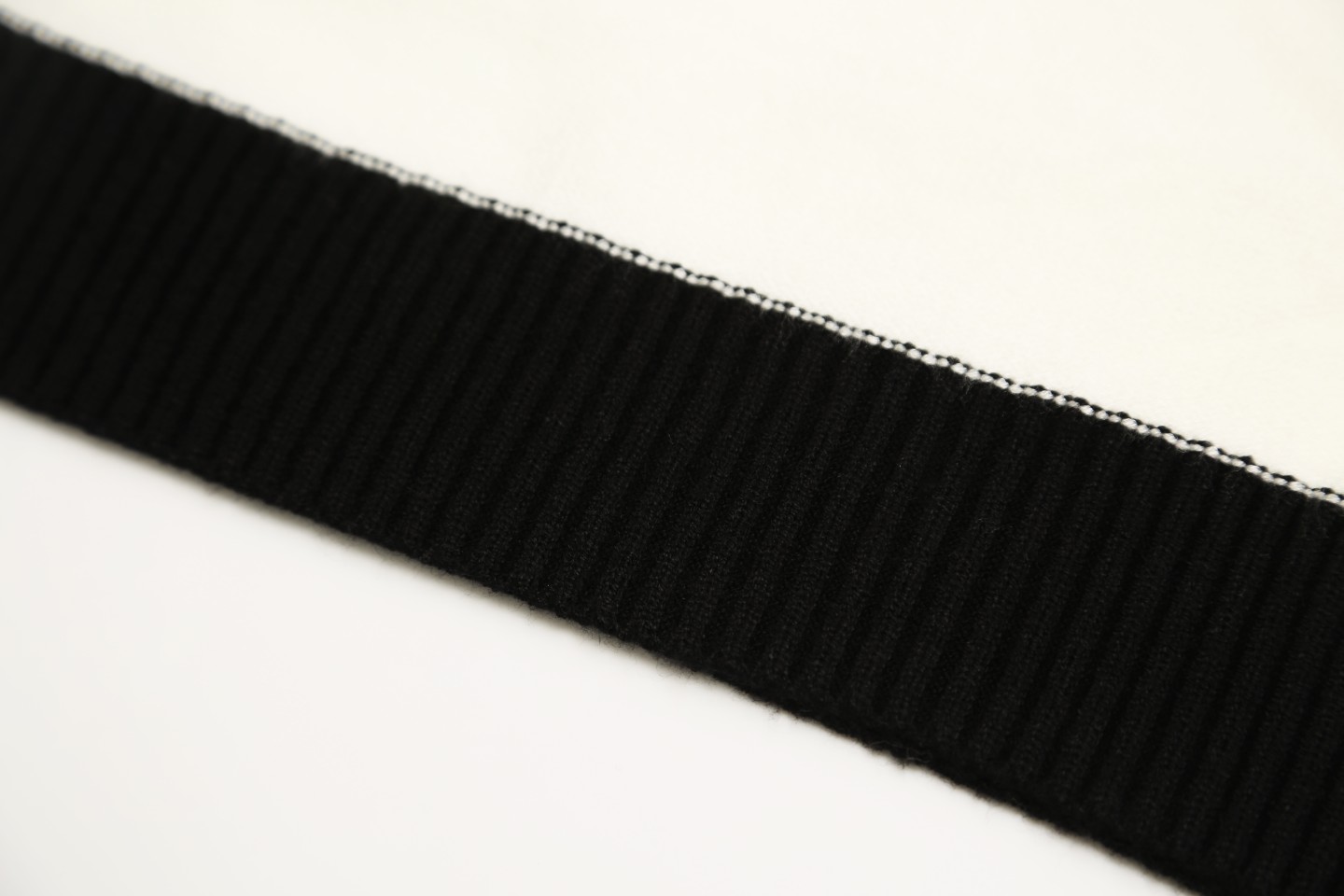 【LOUIS VUITTON 公式旗艦店】ルイヴィトン  セーター好評に付き再入荷！ 240927