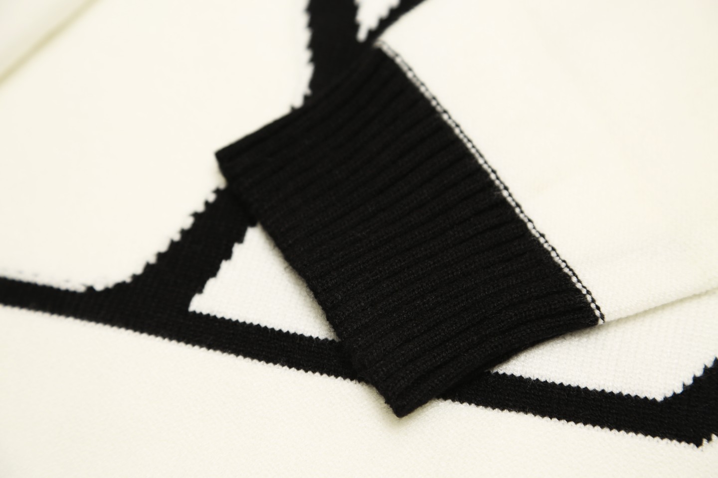 【LOUIS VUITTON 公式旗艦店】ルイヴィトン  セーター好評に付き再入荷！ 240927