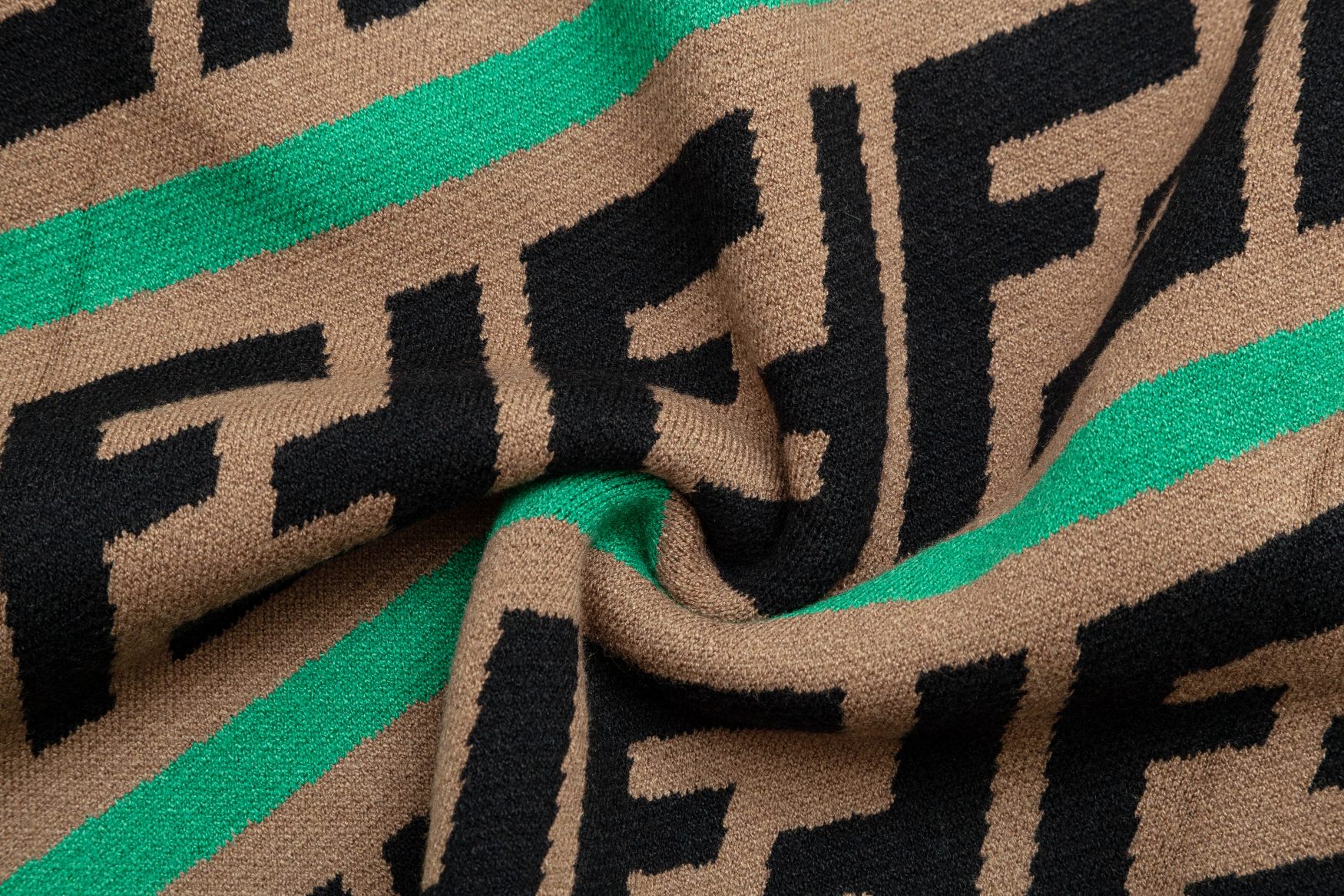 【FENDI  公式旗艦店】フェンディ セーター好評に付き再入荷！ 241101