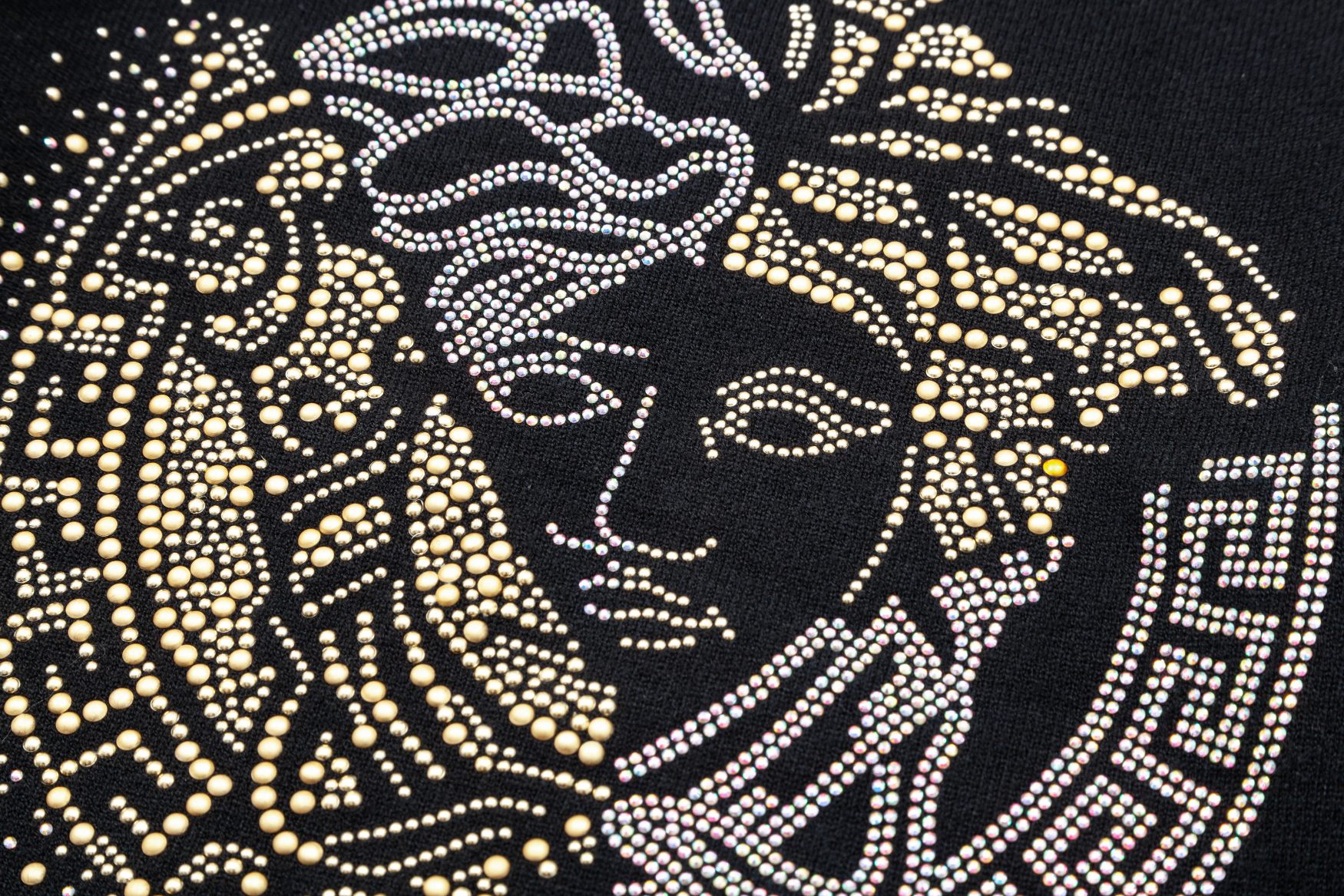 【VERSACE  公式旗艦店】ヴェルサーチ  セーター好評に付き再入荷！ 240930