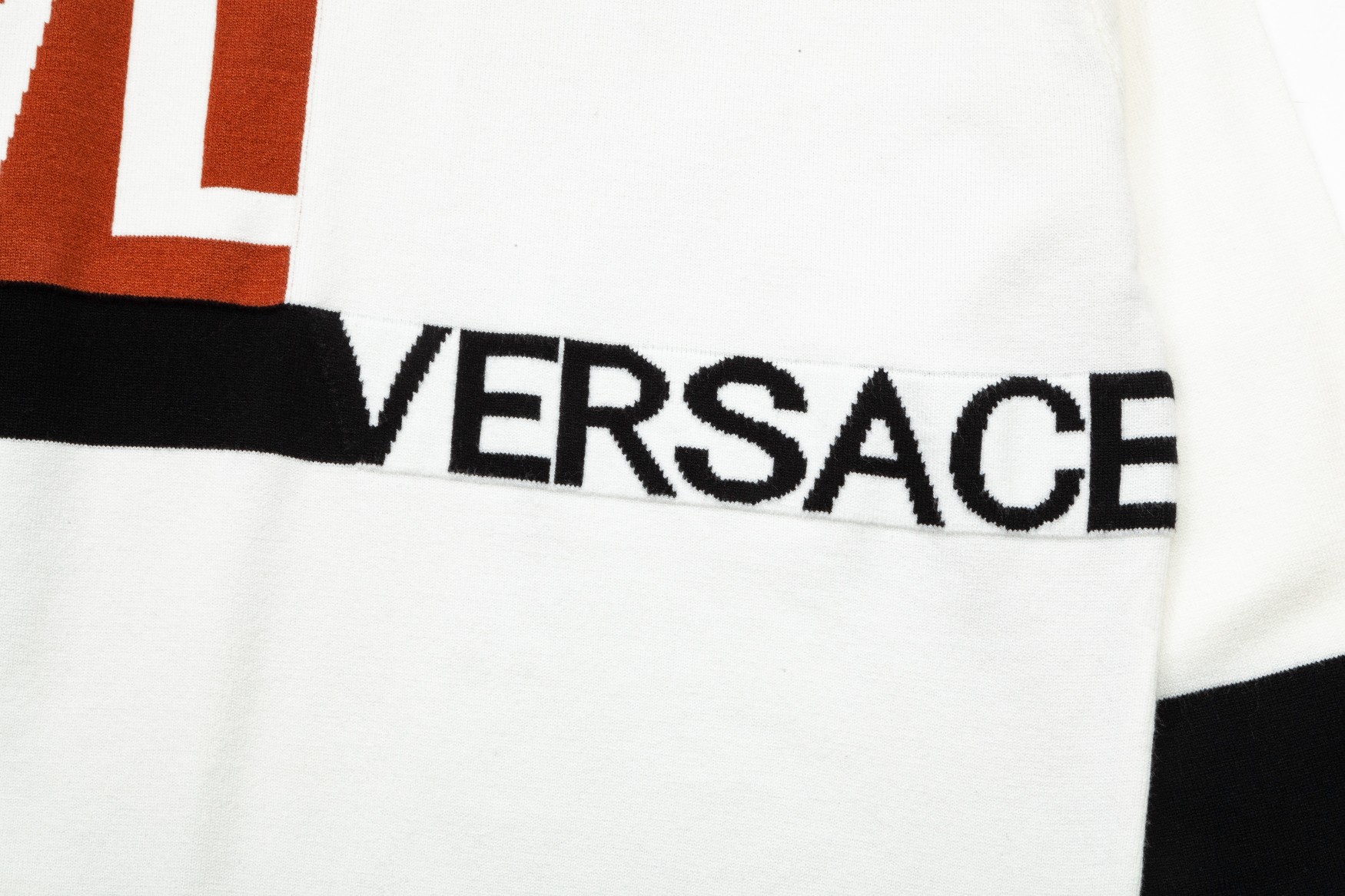 【VERSACE  公式旗艦店】ヴェルサーチ  セーター好評に付き再入荷！ 240930