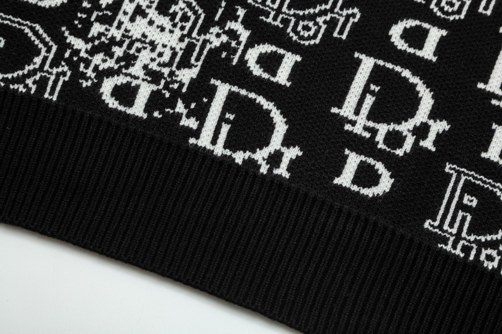 【DIOR 公式旗艦店】ディオール   セーター好評に付き再入荷！ 240929