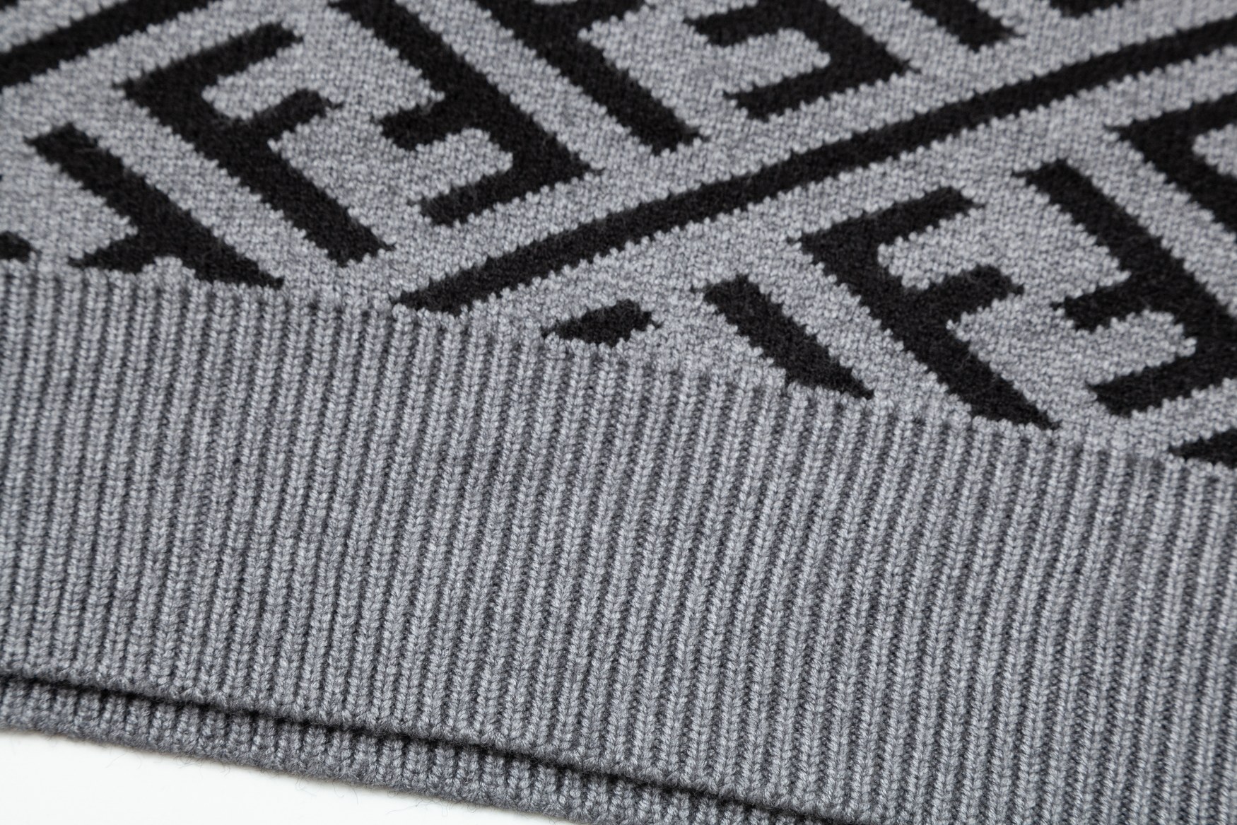 【FENDI 公式旗艦店】フェンディ   セーター好評に付き再入荷！ 240929