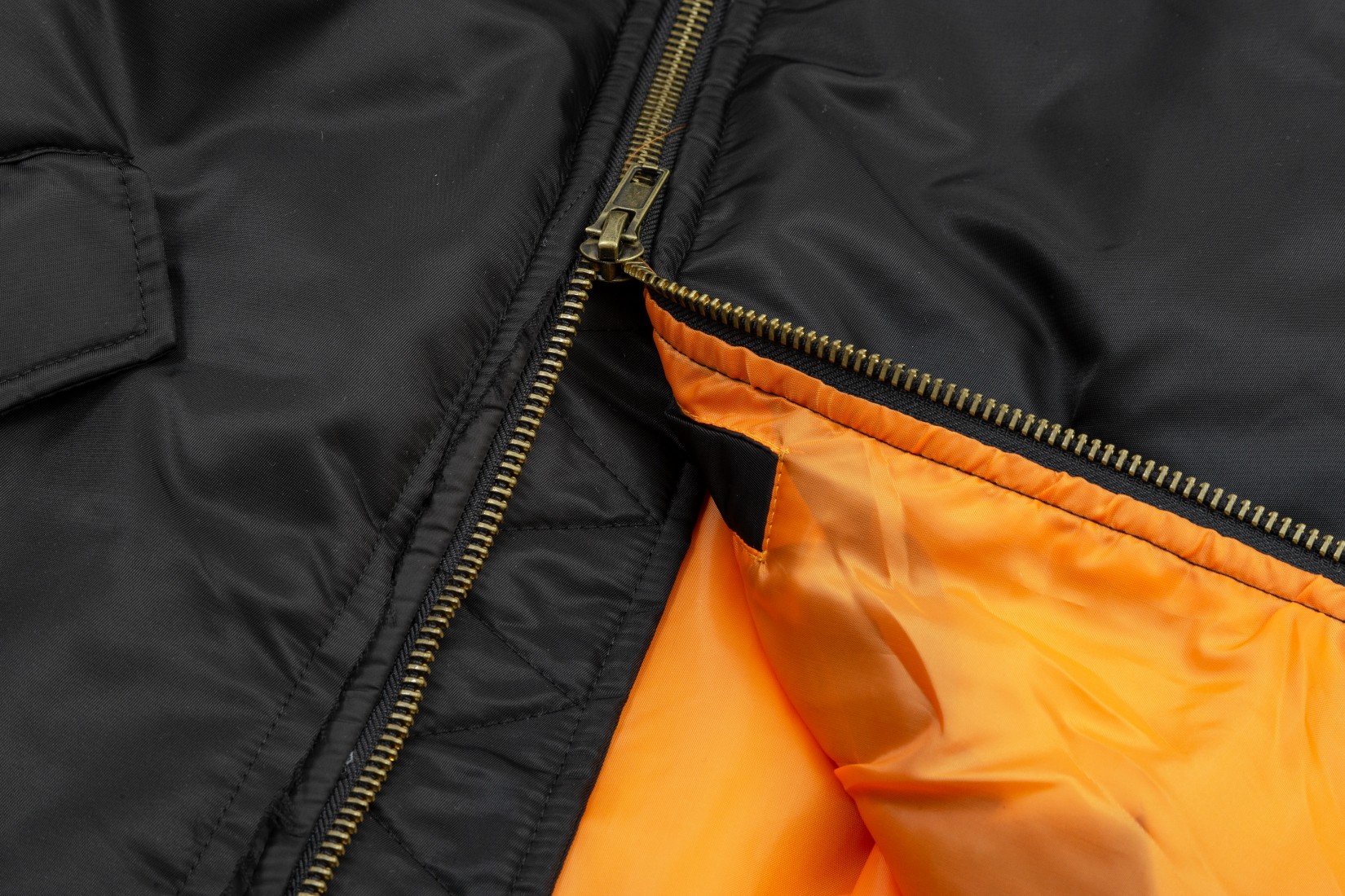 【BALENCIAGA  公式旗艦店】バレンシアガ  ジャケット着 ご好評に付き再入荷！241022