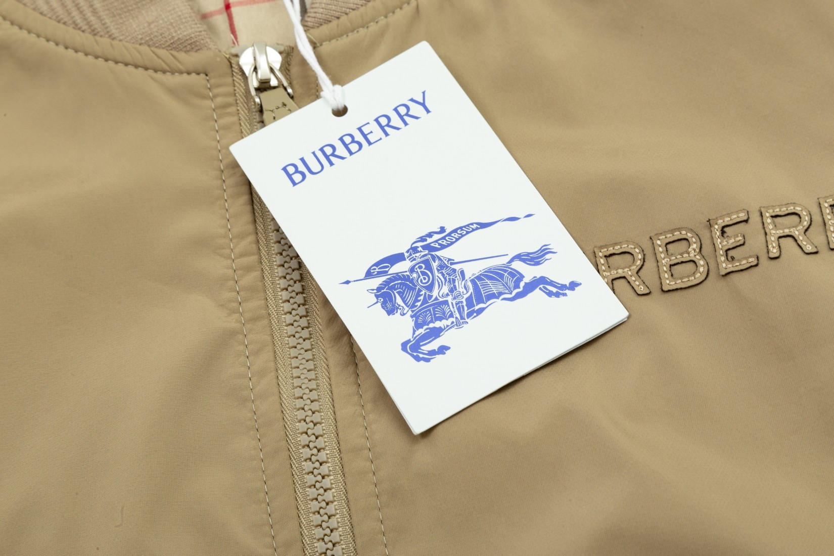 【BURBERRY  公式旗艦店】バーバリー  ジャケット着 ご好評に付き再入荷！241022