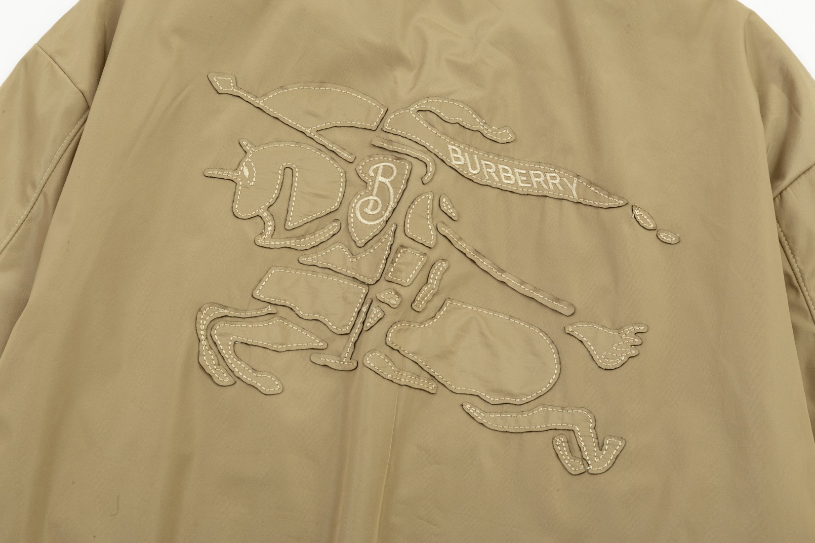 【BURBERRY  公式旗艦店】バーバリー  ジャケット着 ご好評に付き再入荷！241022